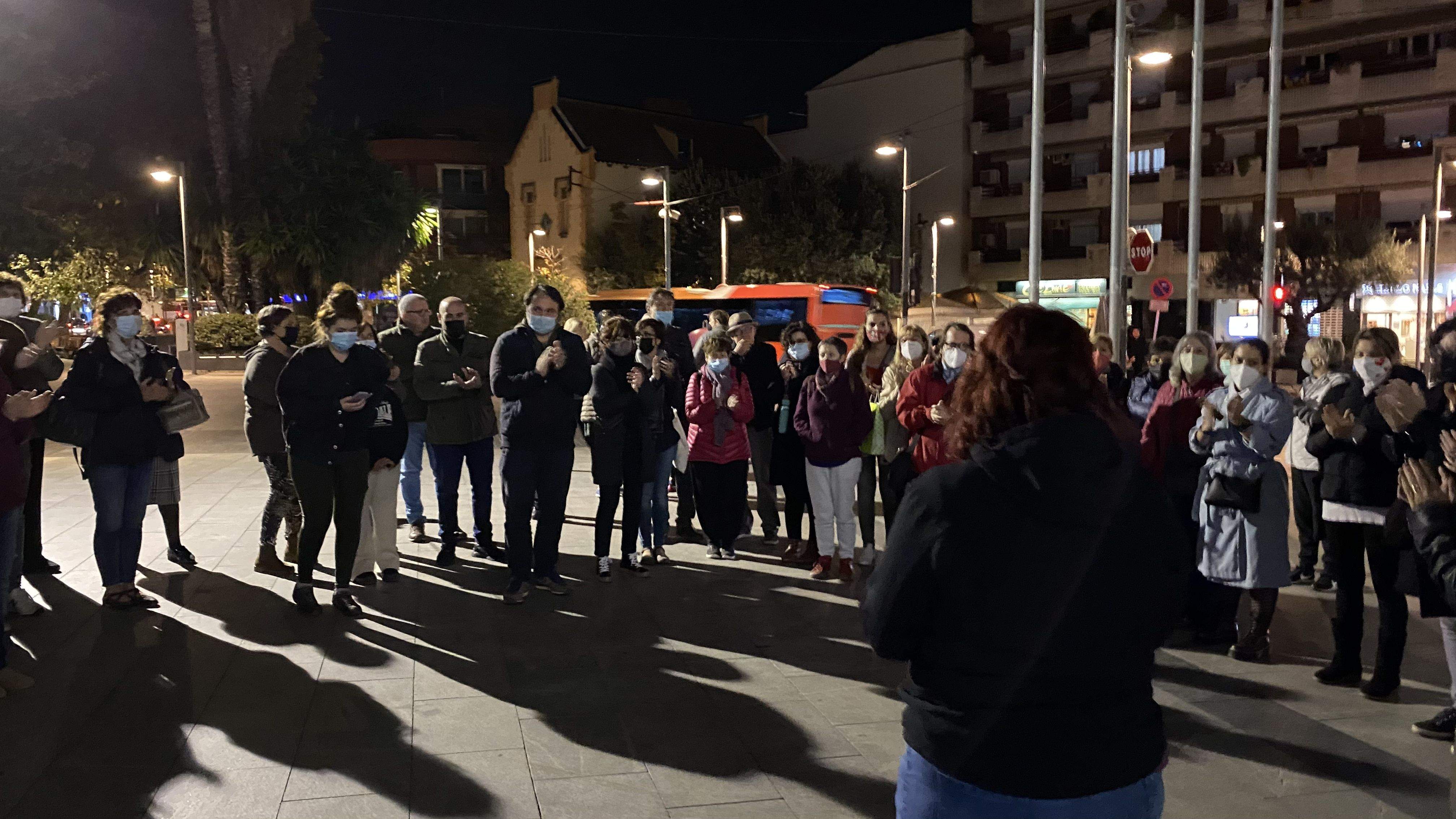Concentració davant l'Ajuntament de Cerdanyola en rebuig a la violència masclistal. FOTO: Mónica GM