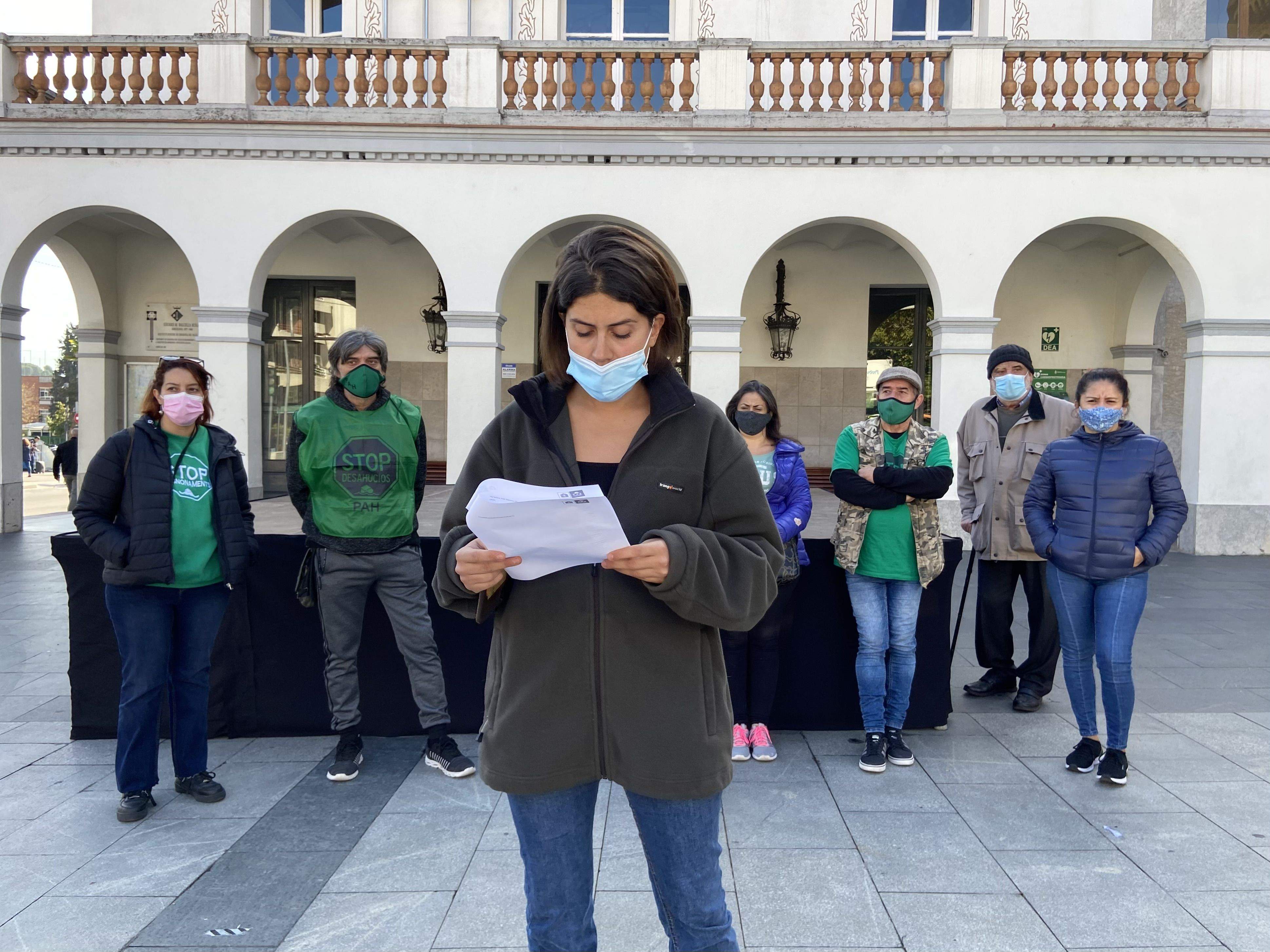 La PAH compareixent davant de l'Ajuntament. FOTO: Nora Muñoz Otero