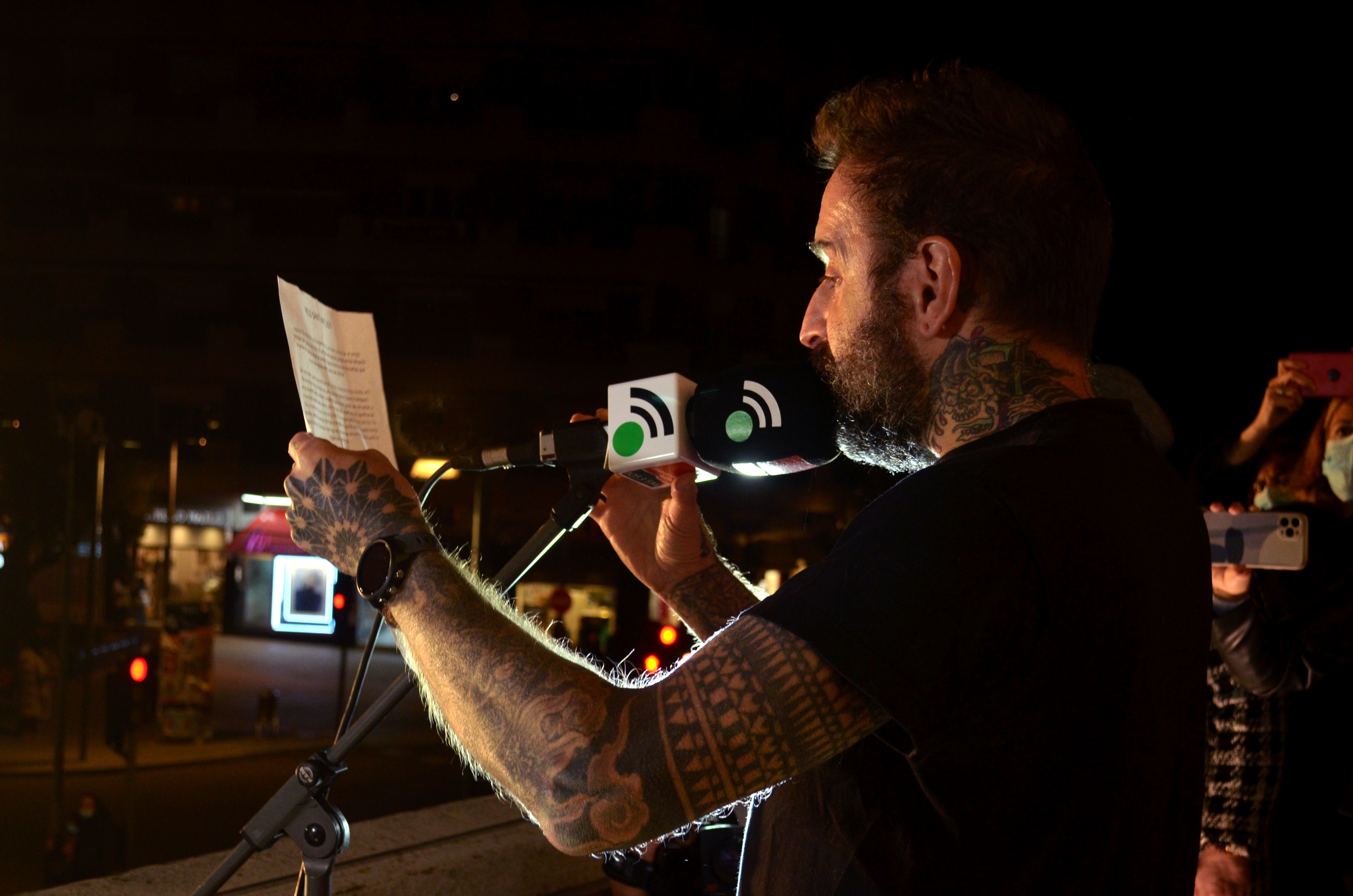 Anskar Caballero llegeix el pregó des del balcó de l'Ajuntament. FOTO: Pau Berenguer