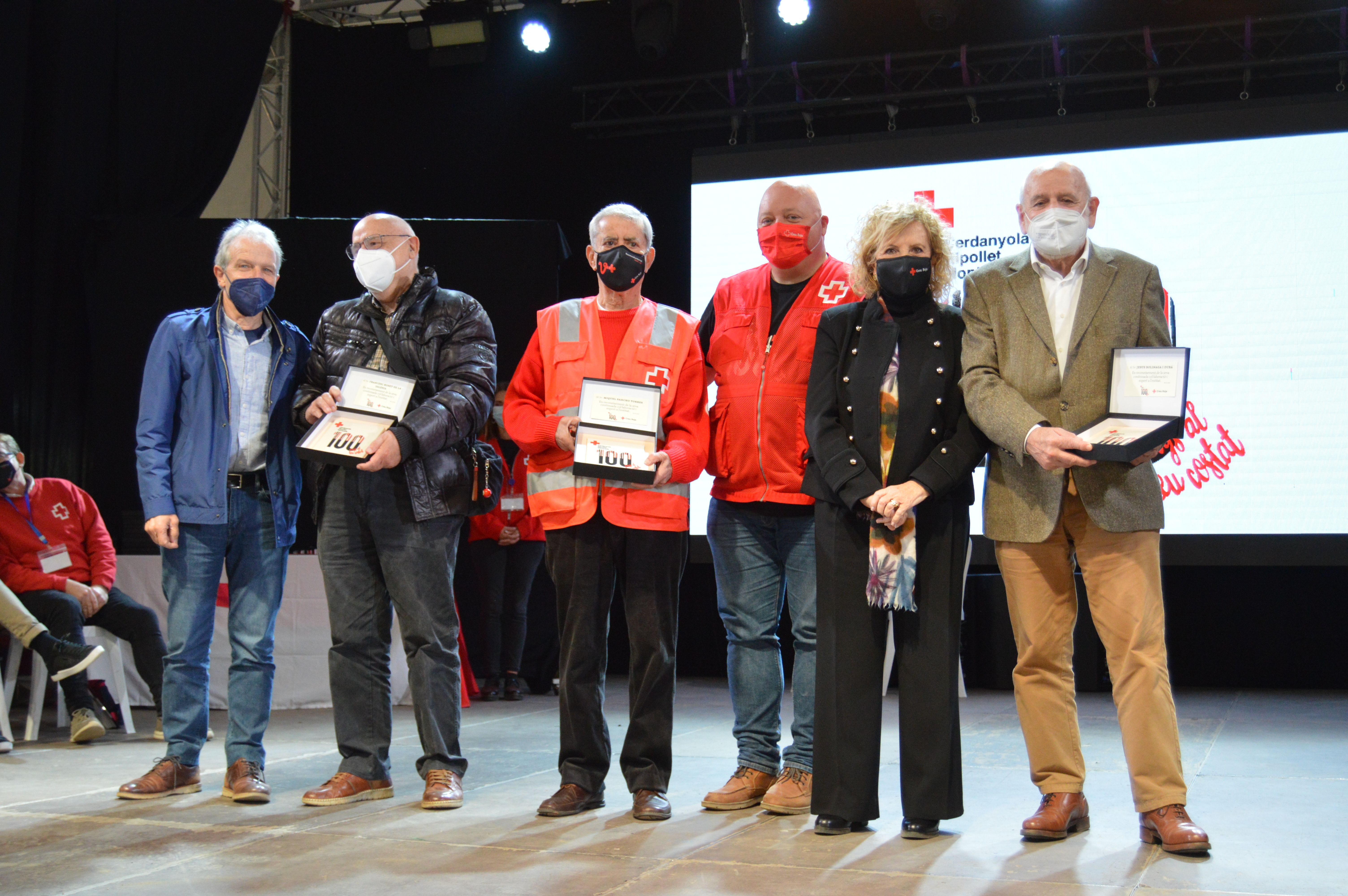 Durant l'acte, s'ha fet entrega d'un reconeixement a la feina feta dels socis i col·laboradores. FOTO: Nora Muñoz Otero