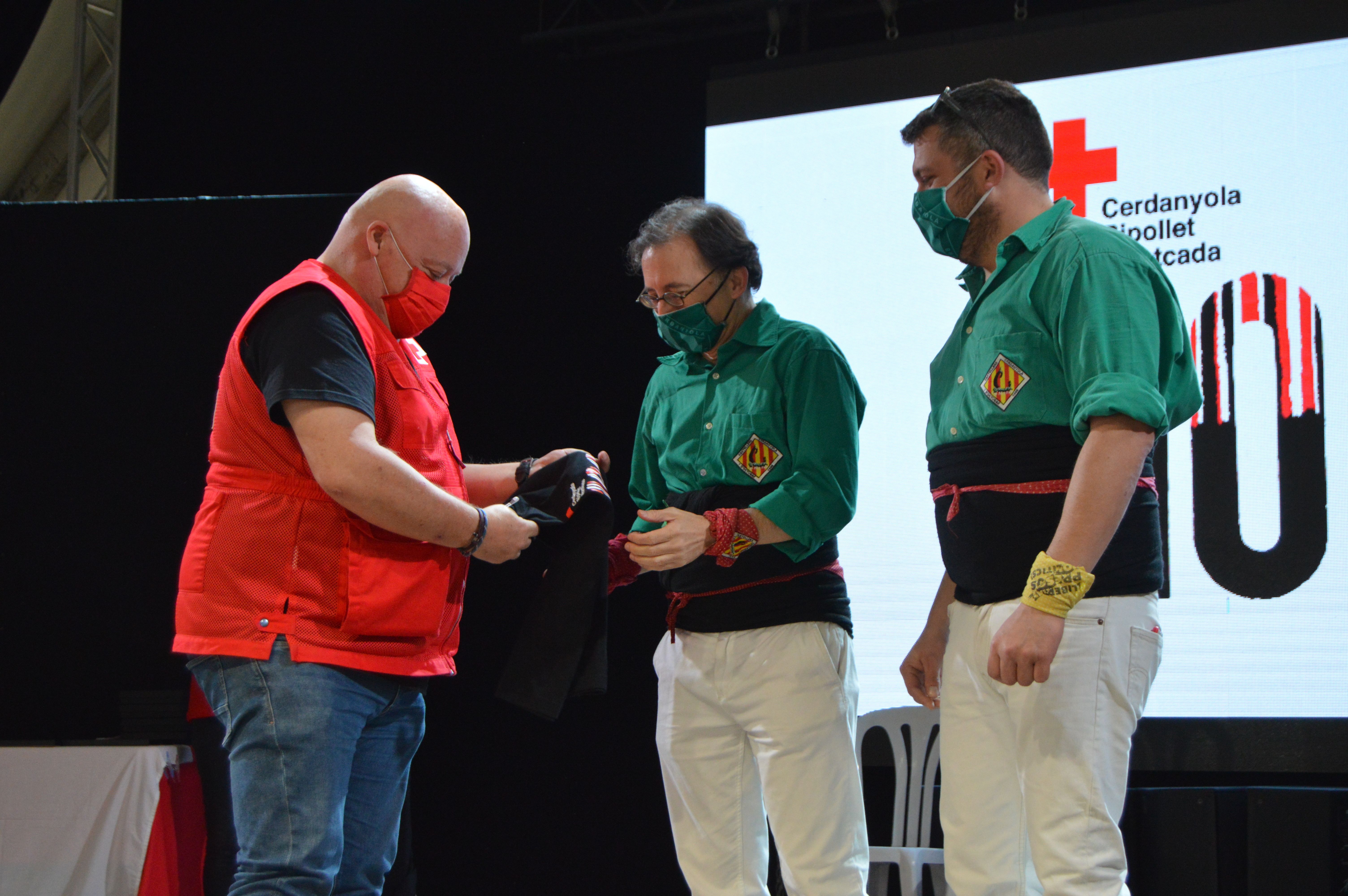 En l'acte s'ha fet entrega de la samarreta del centenari als Martinets, els castellers de Cerdanyola. FOTO: Nora Muñoz Otero