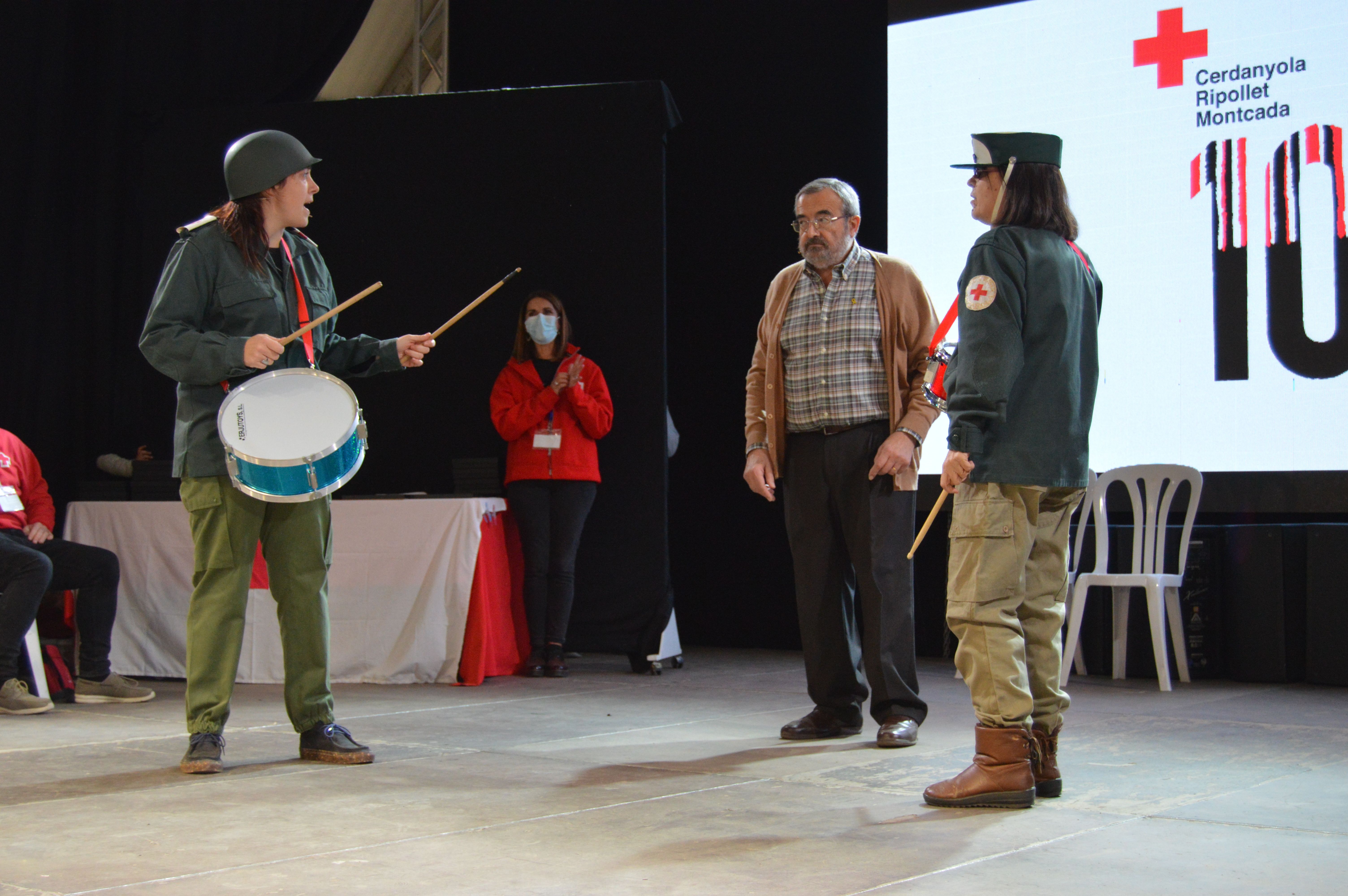 Alguns voluntaris han teatralitzat la història de la Creu Roja en quatre entremesos. FOTO: Nora Muñoz Otero