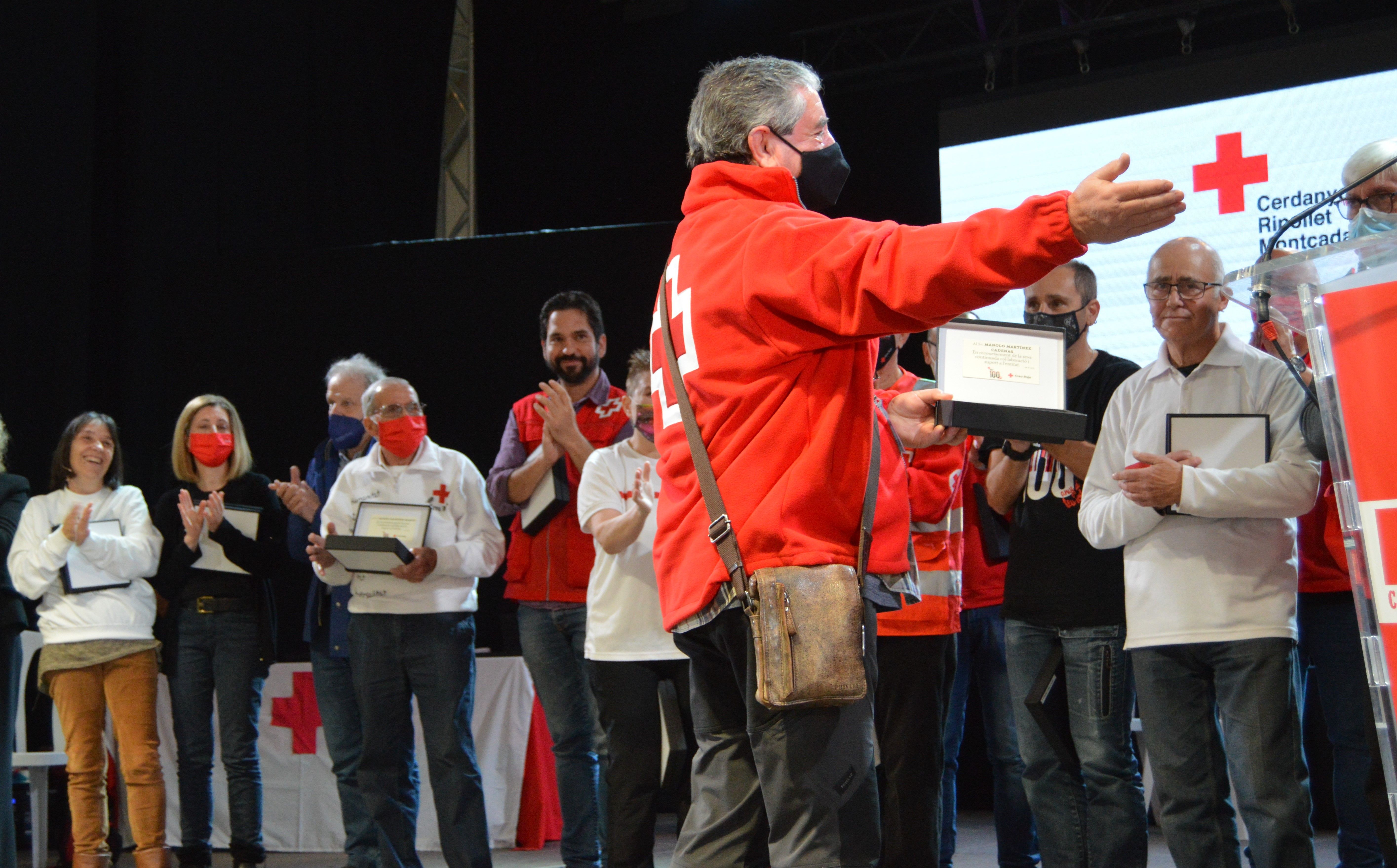 En l'acte s'ha fet un homenatge especial al membre de l'equip tècnic Manolo Martínez, que deixa la Creu Roja enguany. FOTO: Nora Muñoz Otero