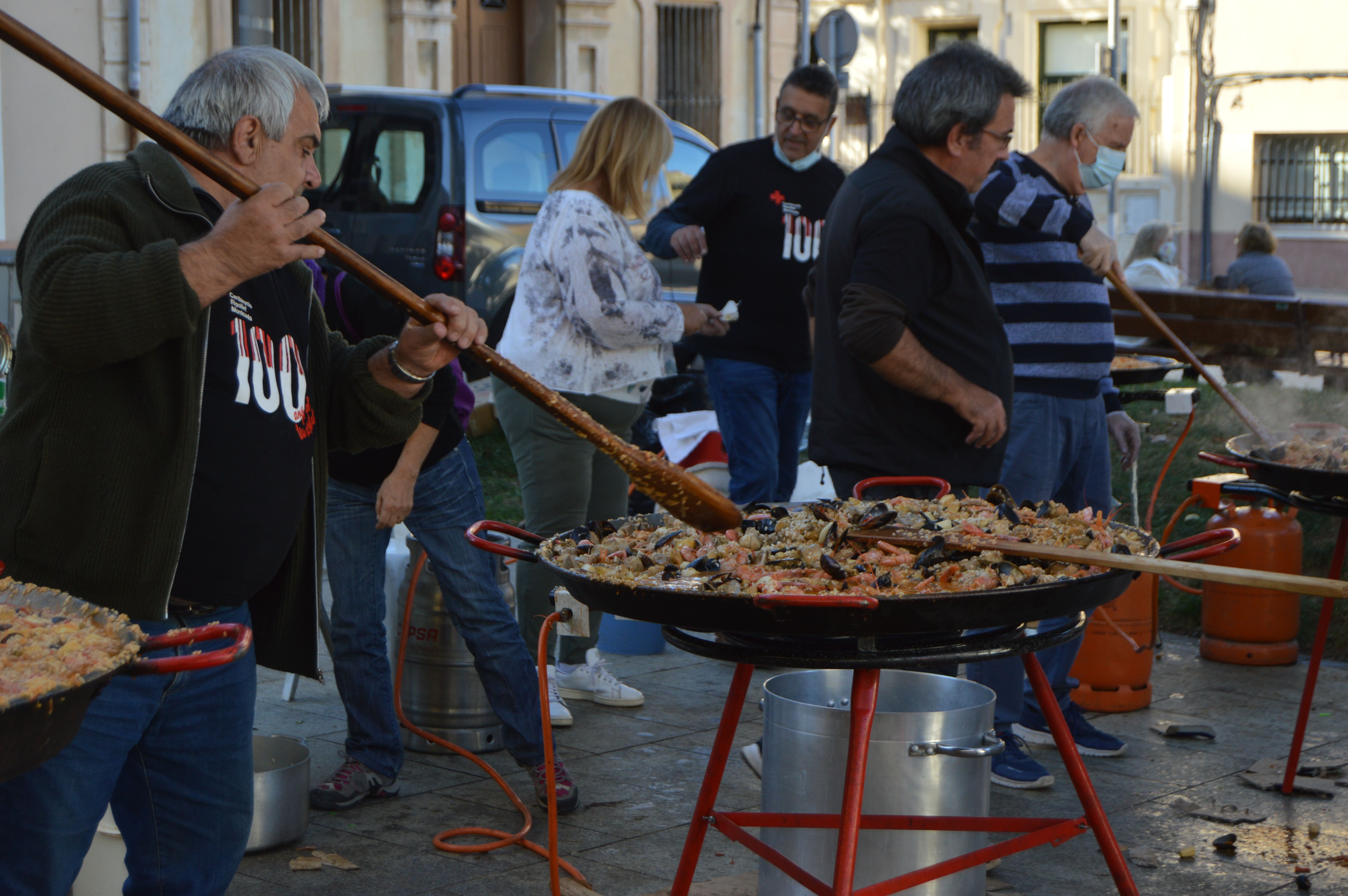 Després de l'acte s'ha fet una paellada al mateix envelat. FOTO: Nora Muñoz Otero