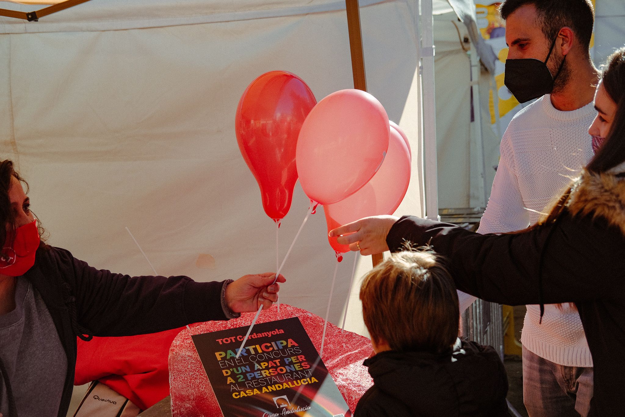 El Tot Cerdanyola va repartir globus, gorres i revistes al seu estand a la plaça Sant Ramon. FOTO: Ale Gómez