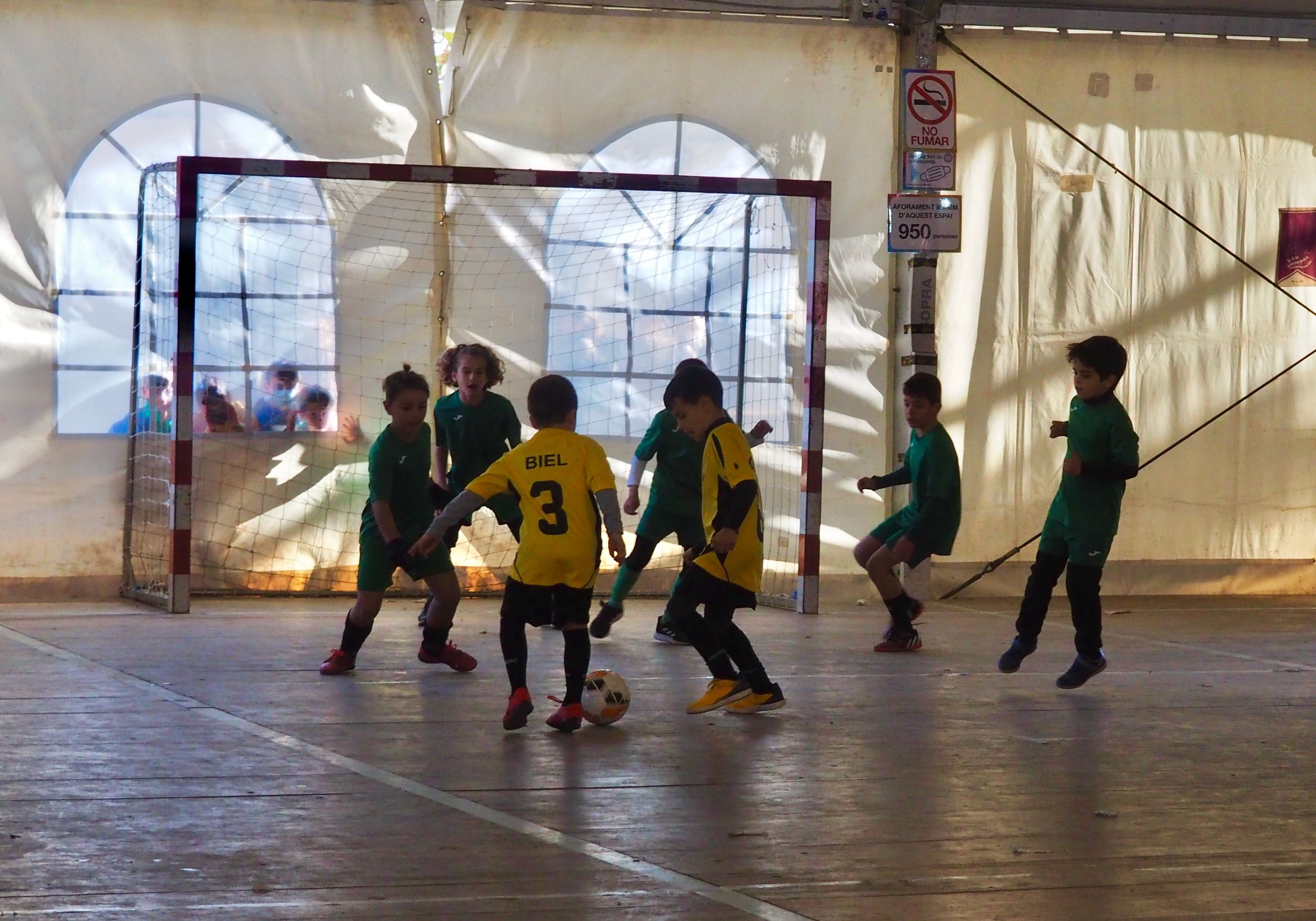Torneig infantil de futbol sala a l'envelat, dissabte al matí. FOTO: Mónica García Moreno