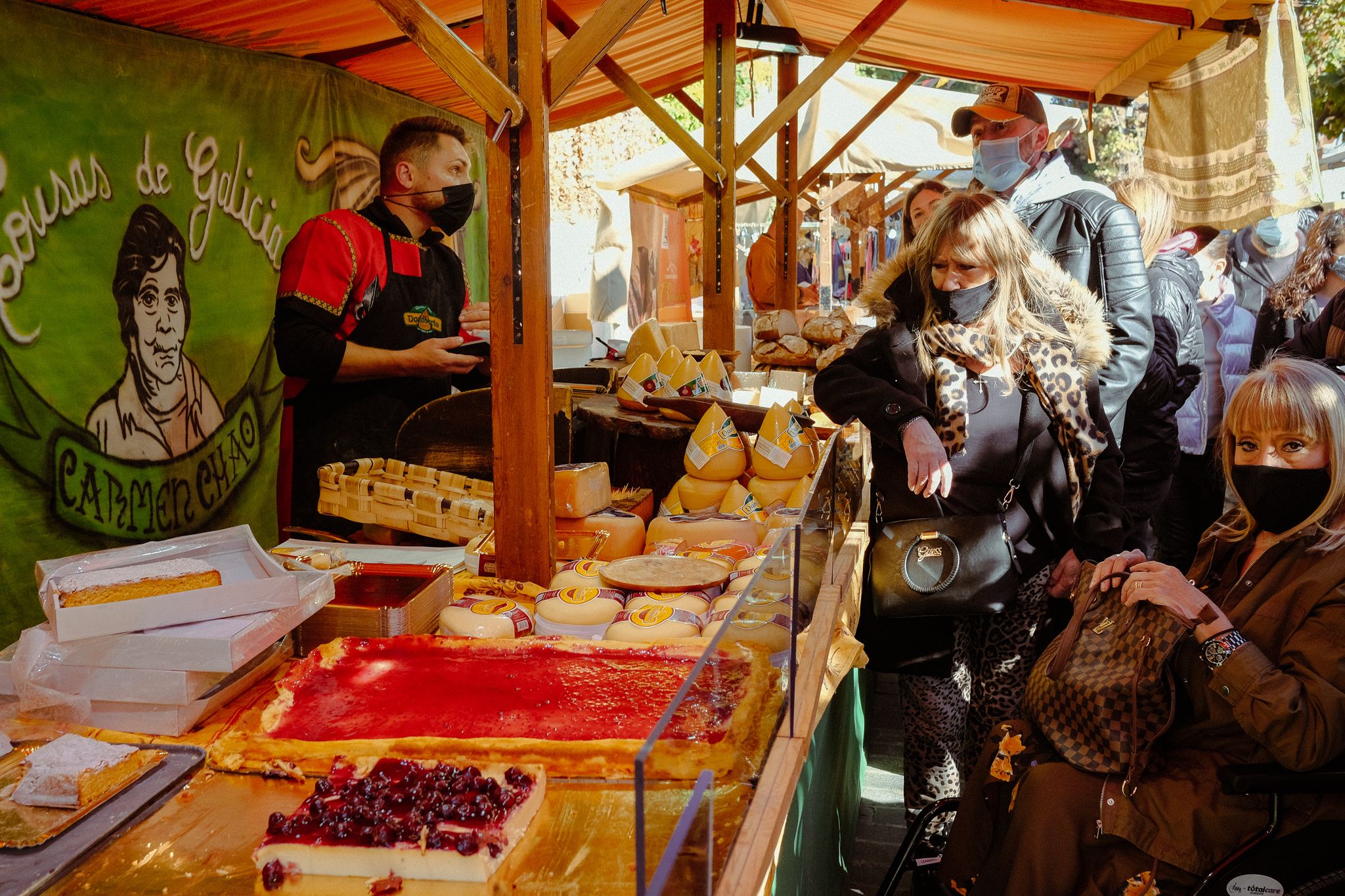 Paradeta de pastissos al Mercat Medieval. FOTO, Ale Gómez