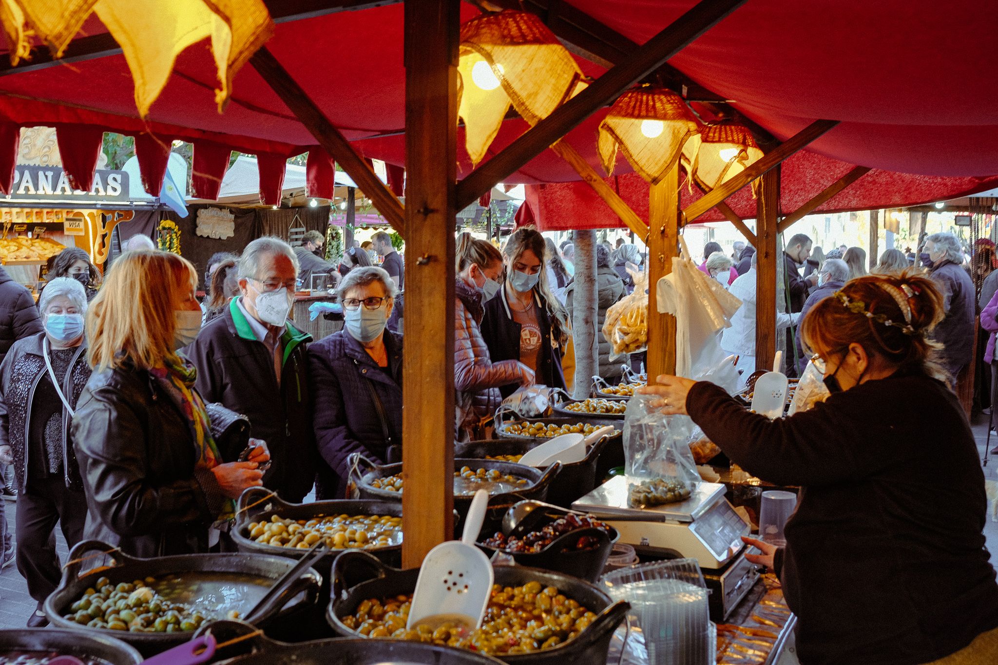 Paradeta d'olives al Mercat Medieval. FOTO, Ale Gómez