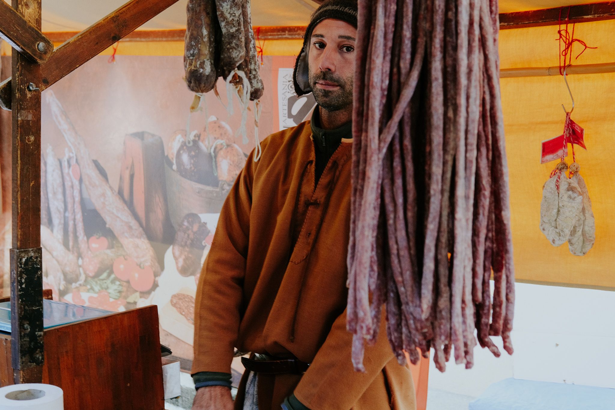 Un venedor dels tradicionals i enormes embotits del mercat medieval. FOTO, Ale Gómez