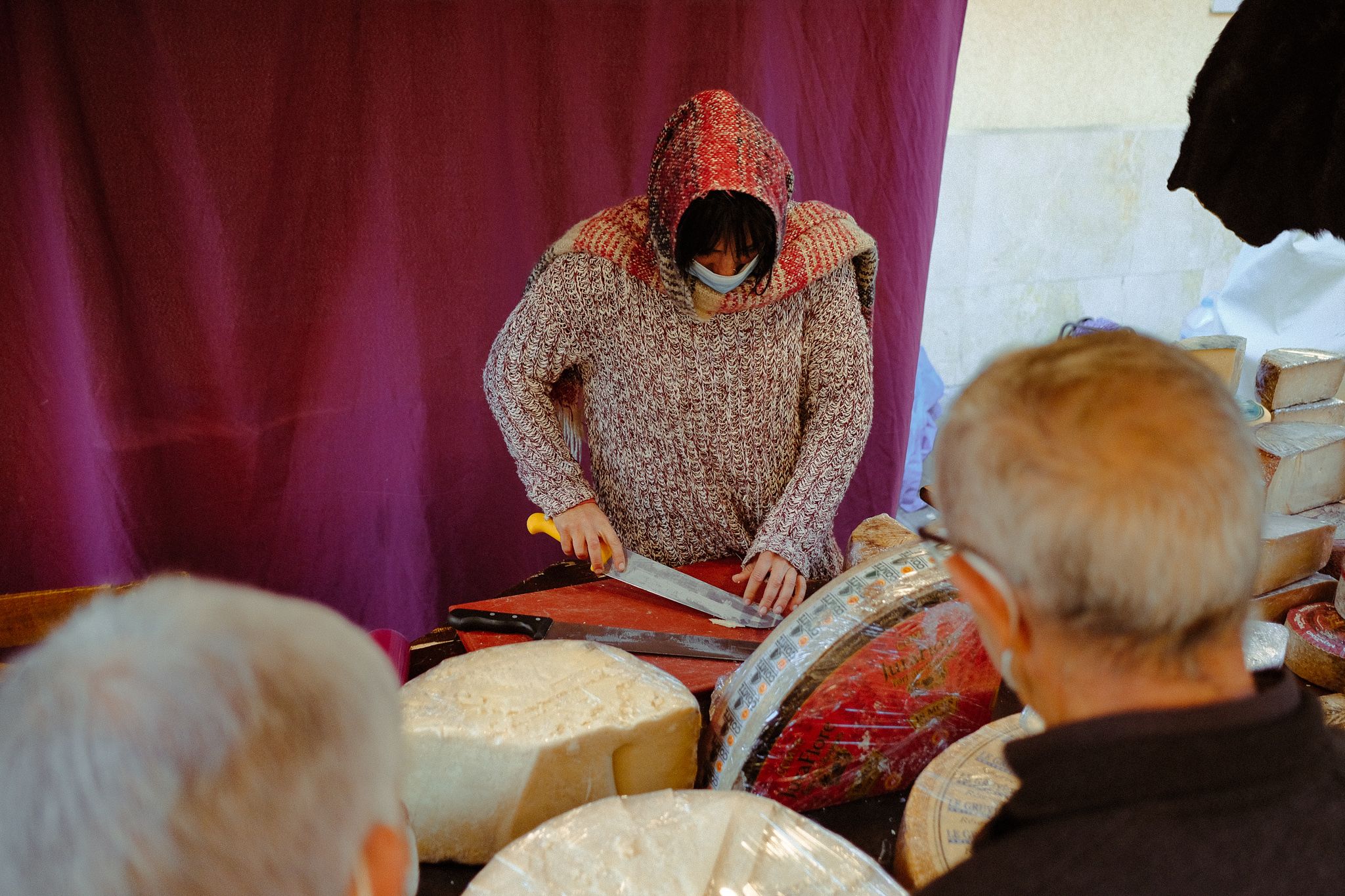 Una venedora tallant formatge. FOTO, Ale Gómez