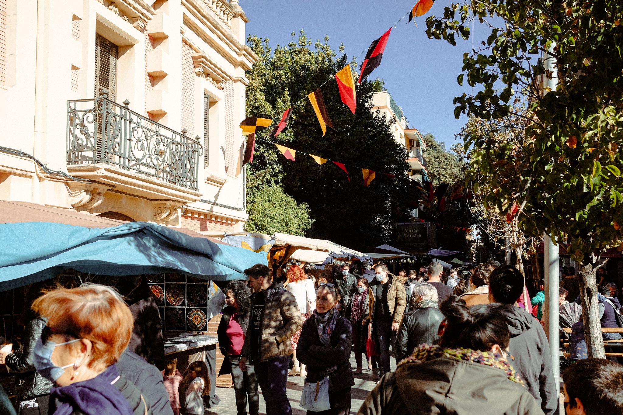 El carrer de Sant Ramon decorat a l'estil medieval. FOTO, Ale Gómez