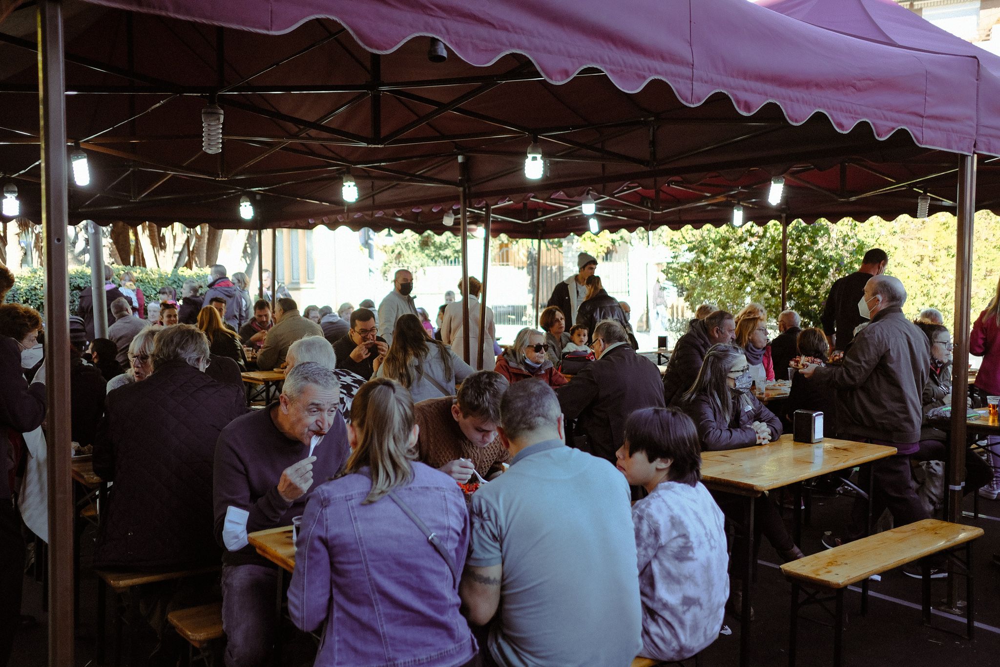 Els assistents dinant en taules a la Plaça Abat Oliba. FOTO, Ale Gómez