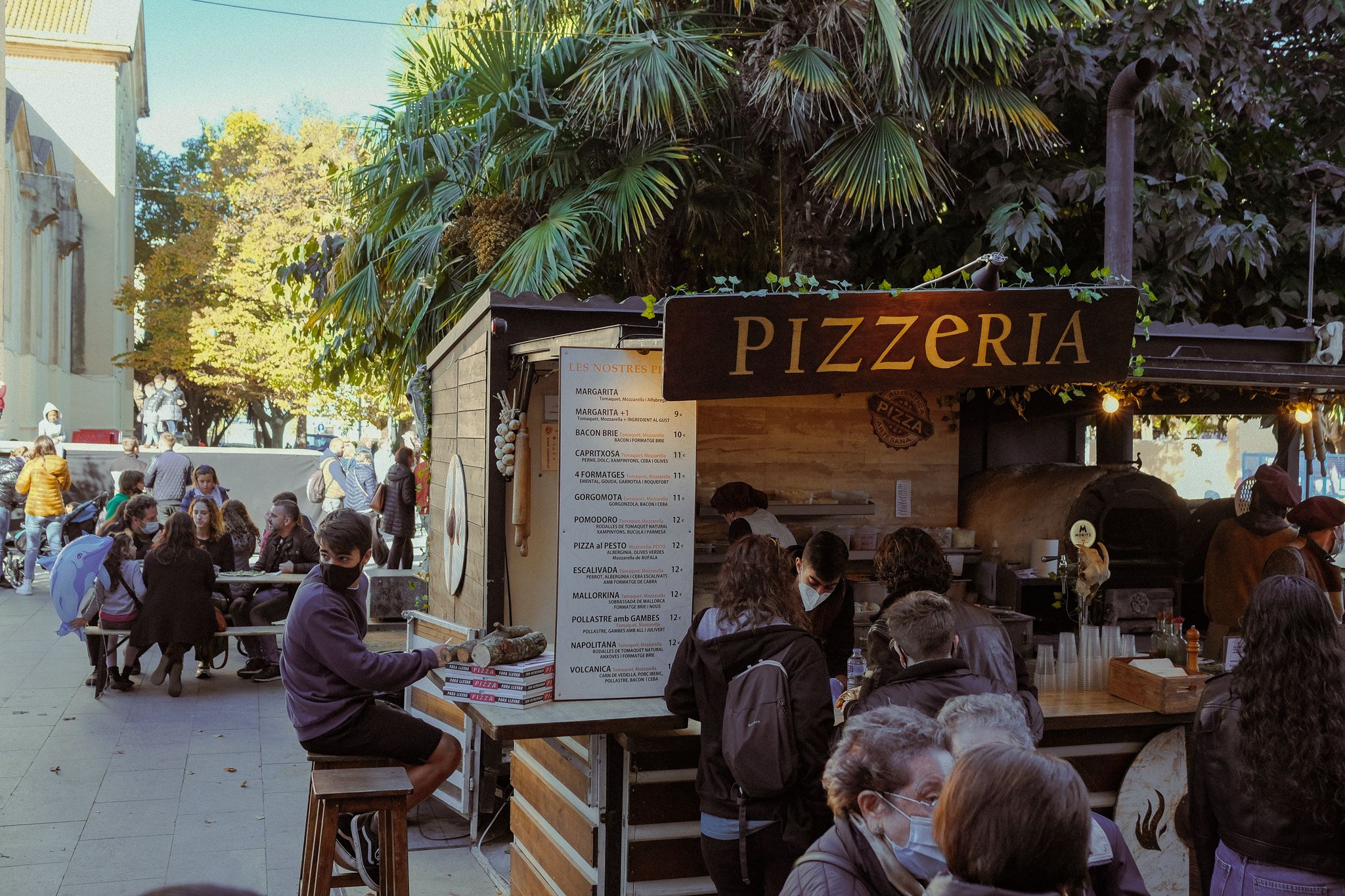 La pizzeria medieval, un dels llocs estrella per dinar al mercat. FOTO, Ale Gómez