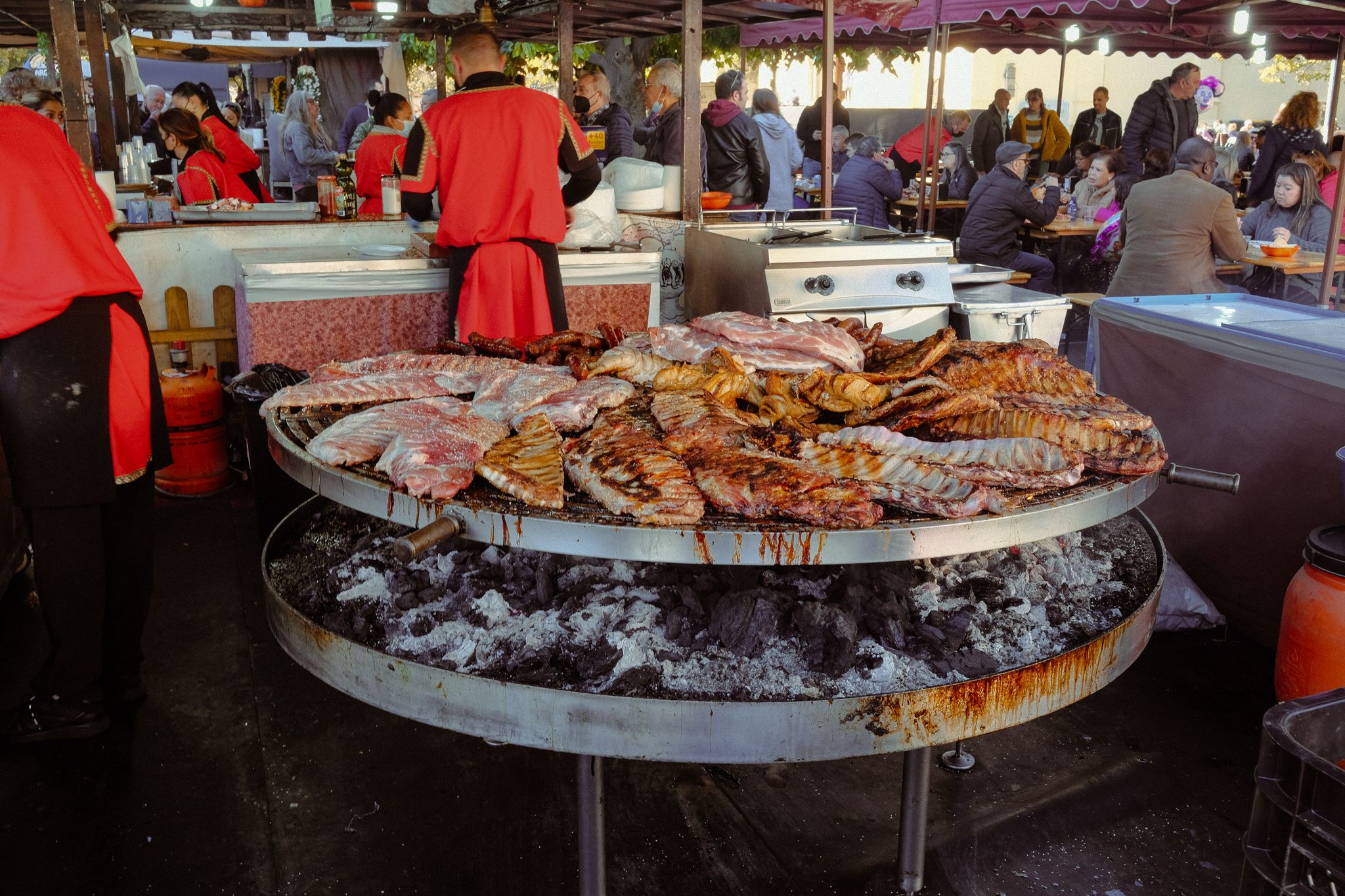 Parrillada al mercat medieval. FOTO, Ale Gómez