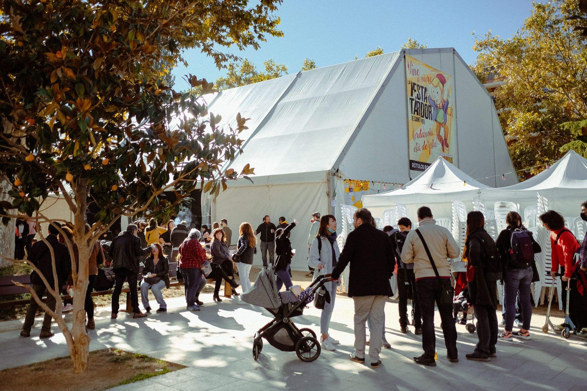 L'exterior de l'envelat el migdia de diumenge. FOTO, Ale Gómez