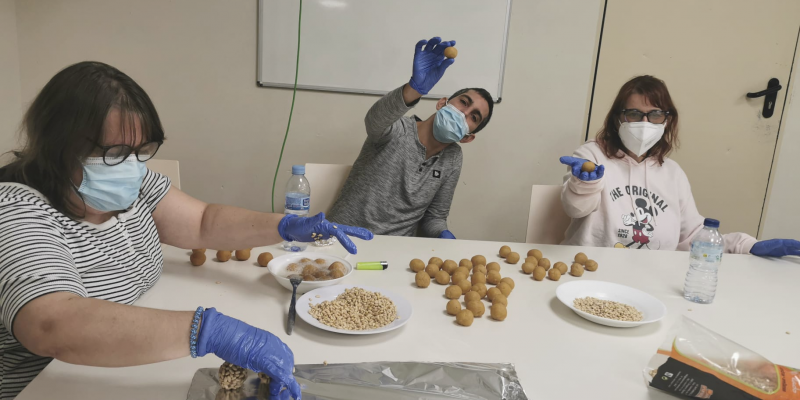 Els residents de  la Fundació Catalònia Creactiva han pogut tornar a celebrar la festa de la Castanyada i Halloween. FOTO: Cedida