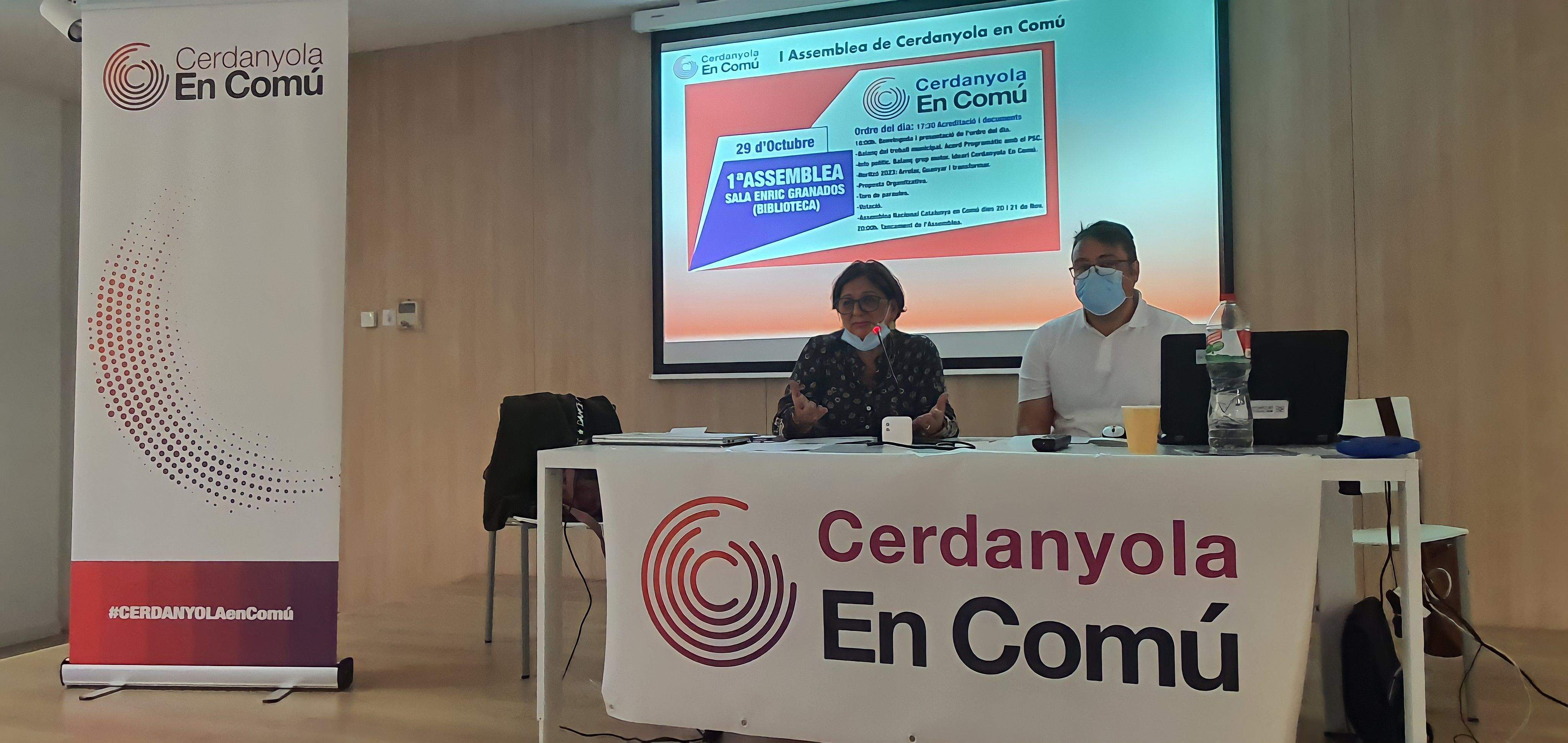 Ángeles Camacho i Isaac Martínez en l'assemblea de Cerdanyola En Comú. FOTO: Cedida