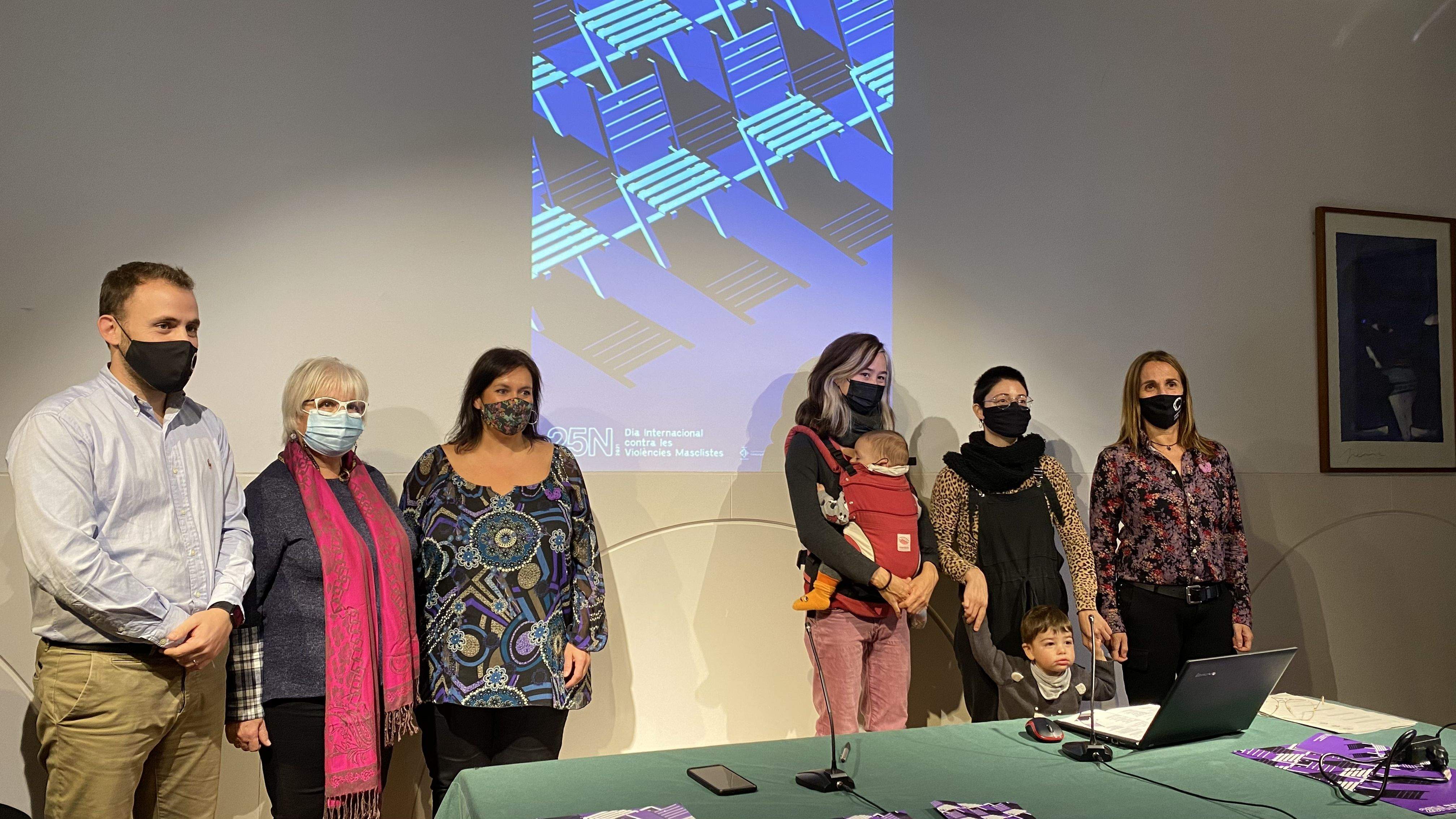 Representants de l'Ajuntament i les entitats organitzadores del programa del 25-N. FOTO: Mónica GM