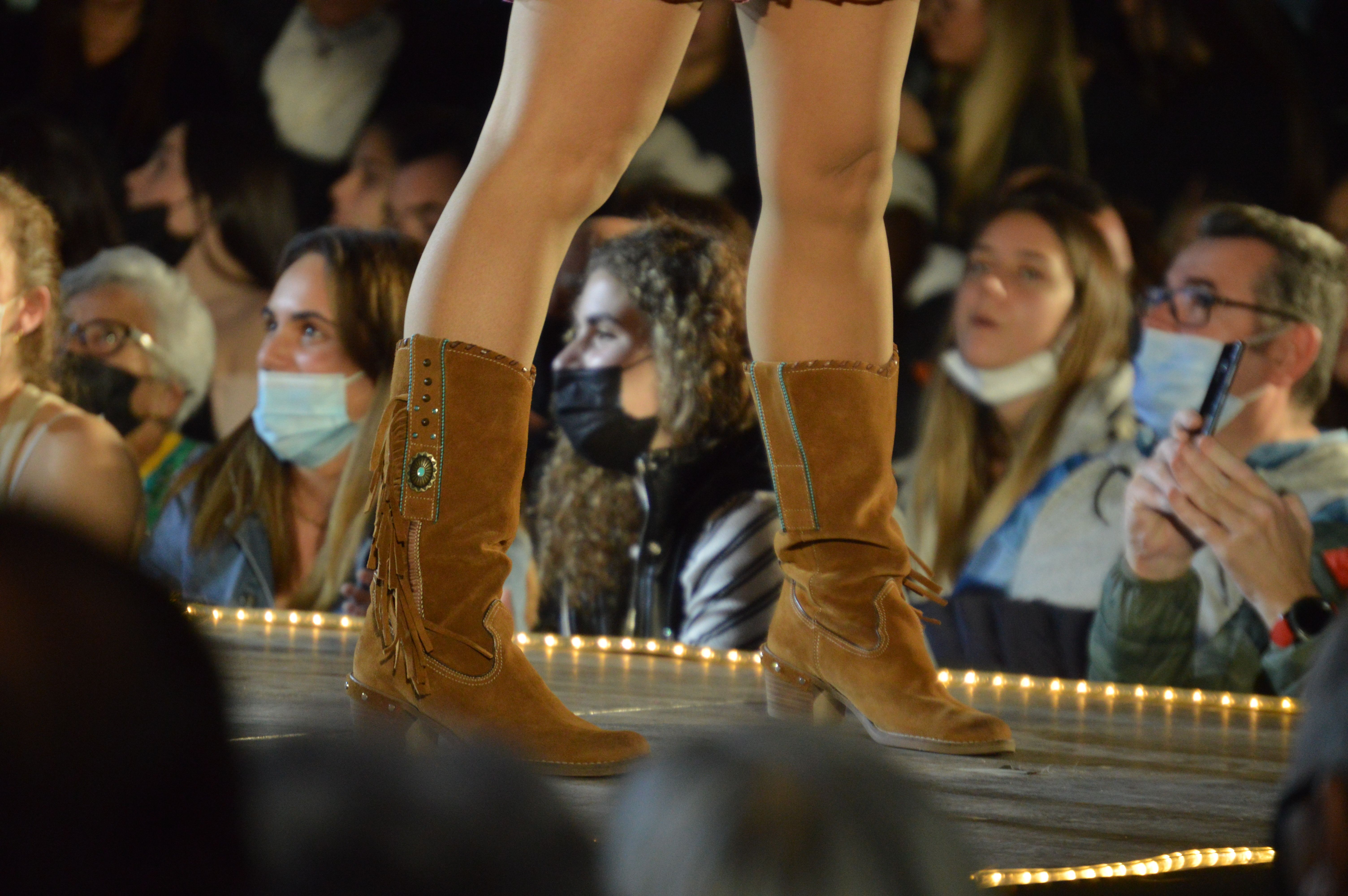 Les models de D'Ruta s'han costumitzat de 'cowgirls' en una de les actuacions. FOTO, Nora Muñoz Otero