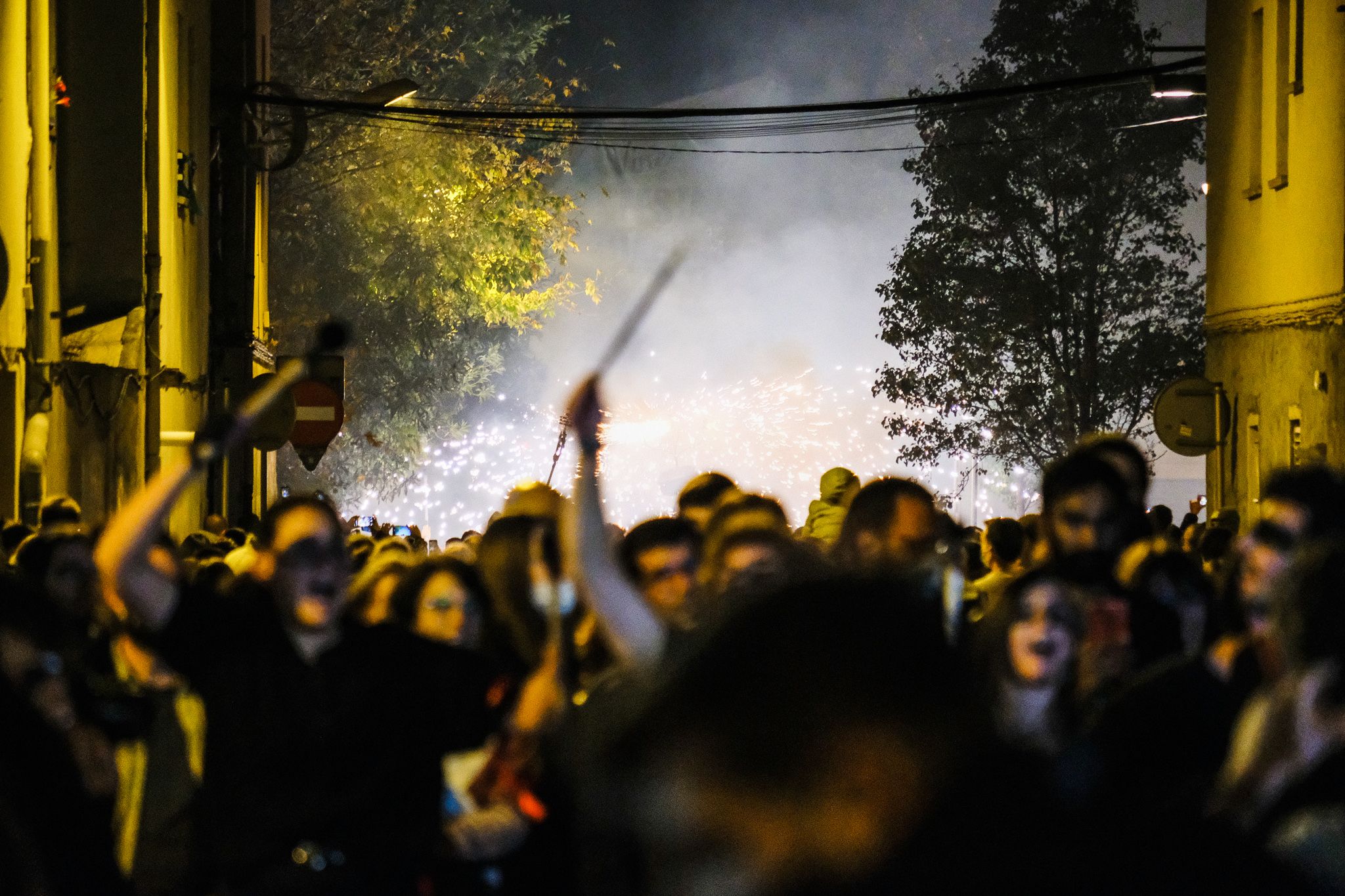 Centenars de veïns i veïnes de la ciutat van assisitr al Correfoc. FOTO, Ale Gómez