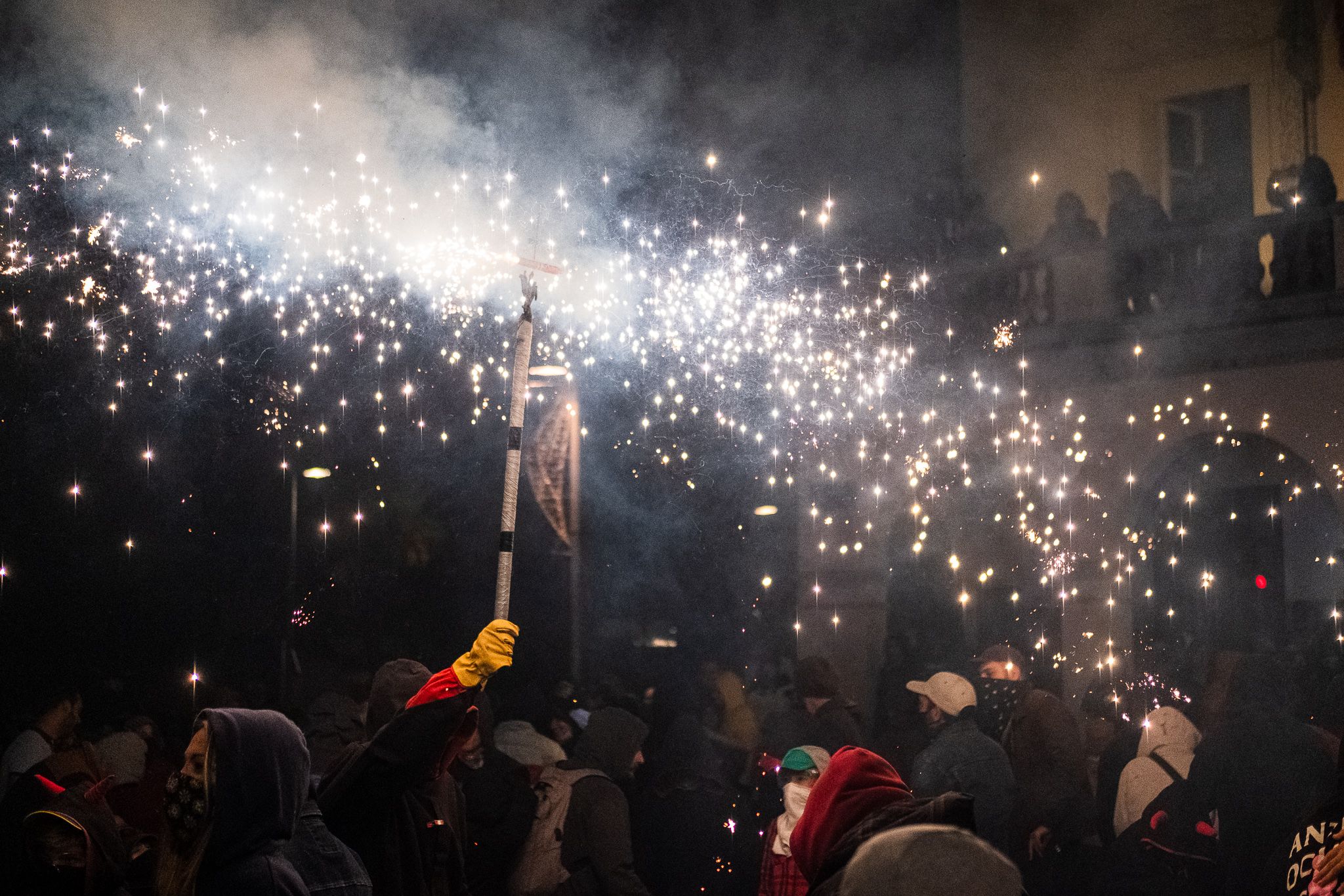 El Correfoc davant de l'Ajuntament. FOTO, Ale Gómez