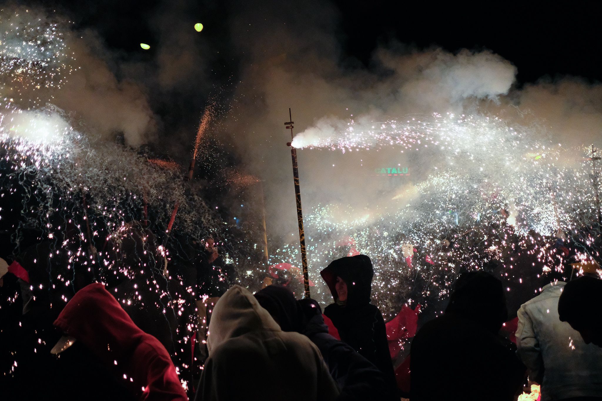 Els carrers de Cerdanyola cremen al Correfoc. FOTO, Ale Gómez