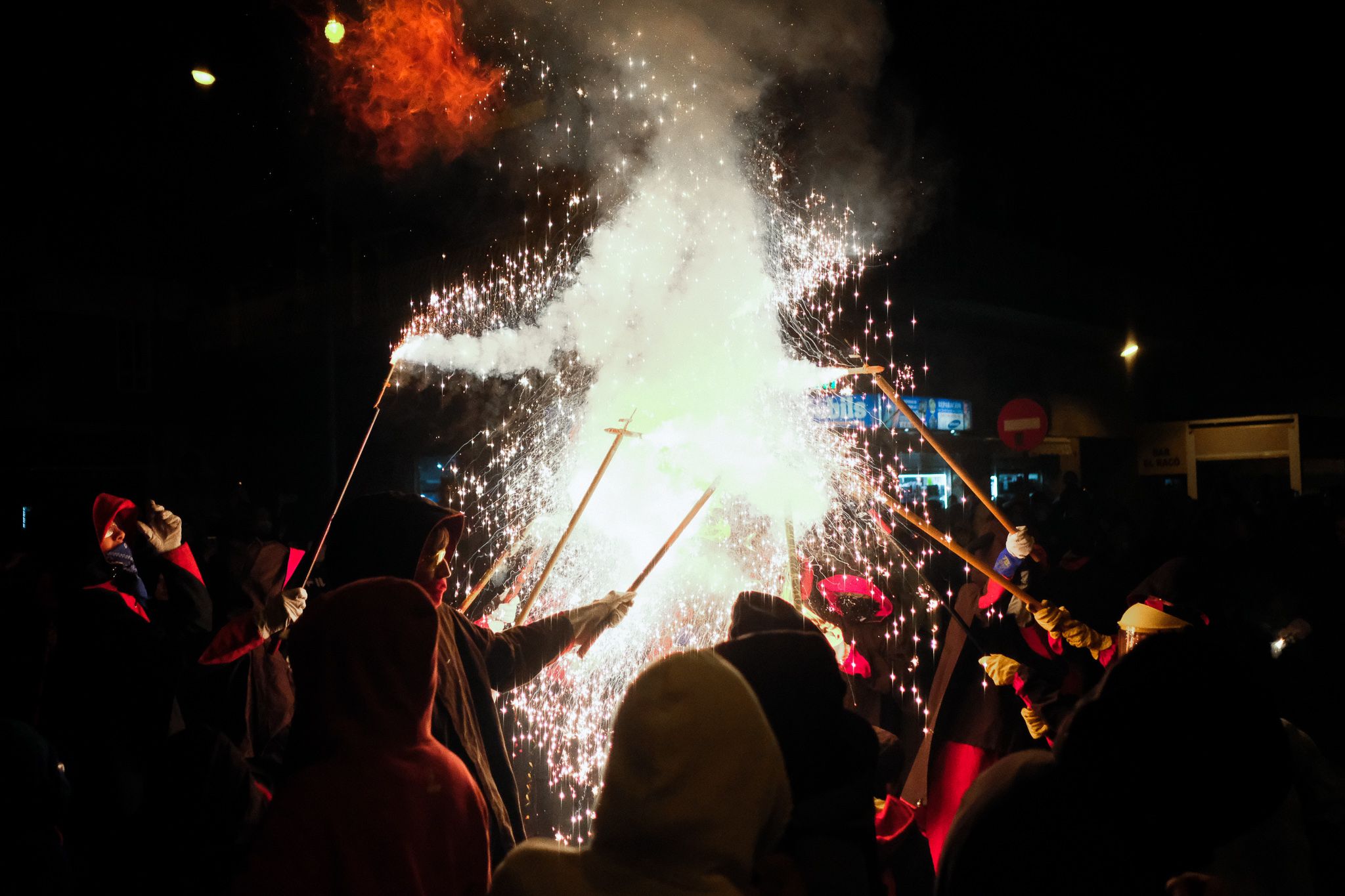 Els diables s'ajuntaven per encendre una traca gran tots junts. FOTO, Ale Gómez