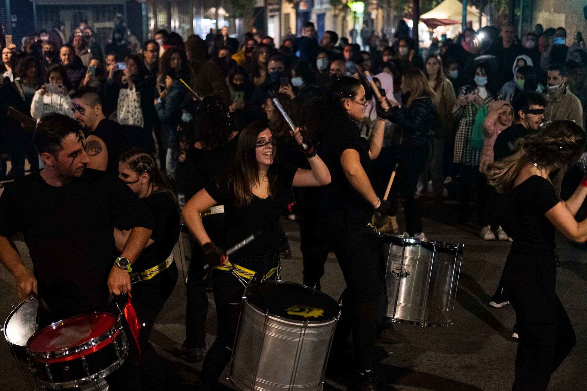 La batucada i la gent al seu voltant al Correfoc. FOTO, Ale Gómez