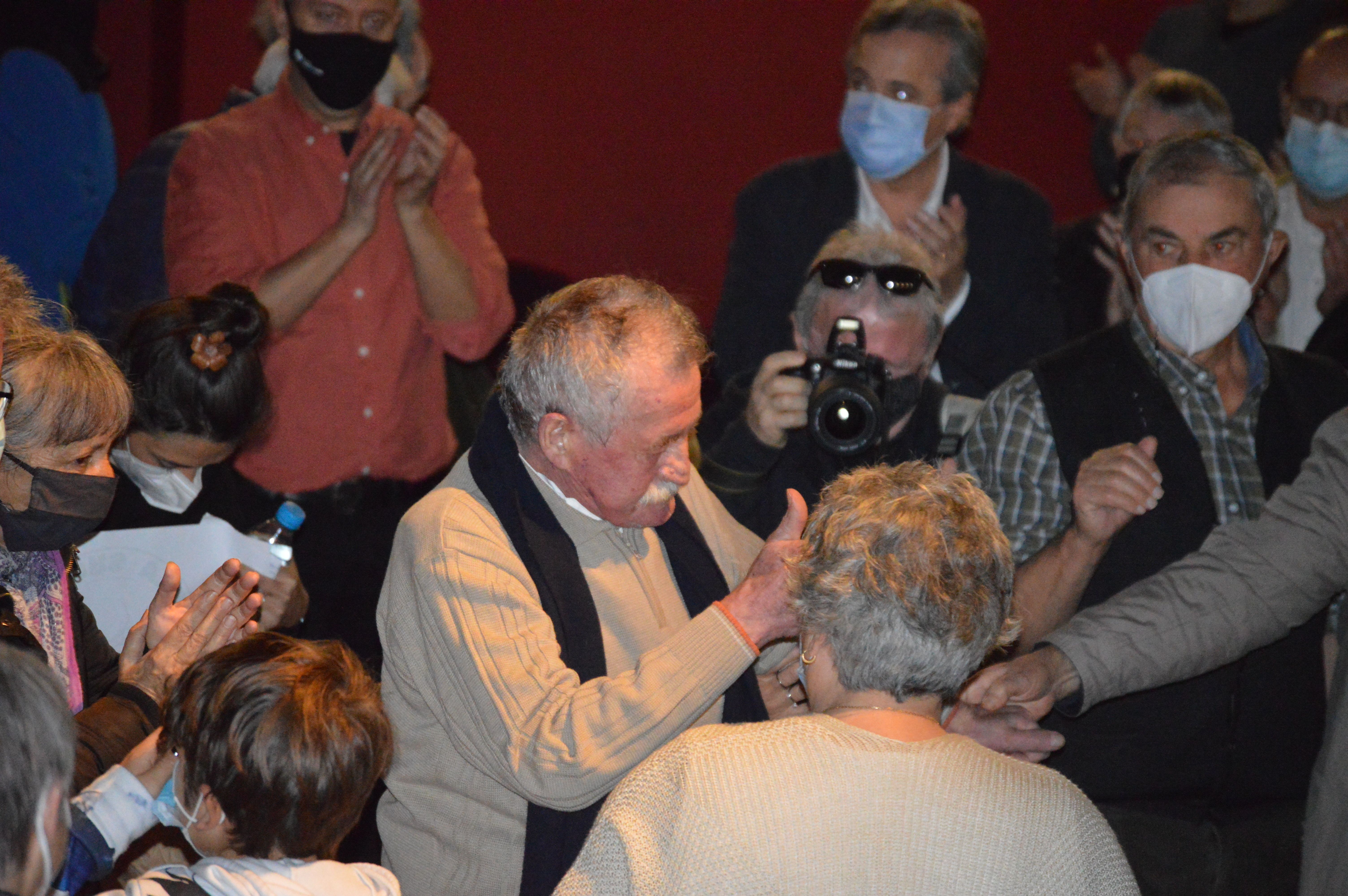 Albert Lázaro rebent l'aplaudiment del públic en acabar el seu homenatge. FOTO, Nora Muñoz