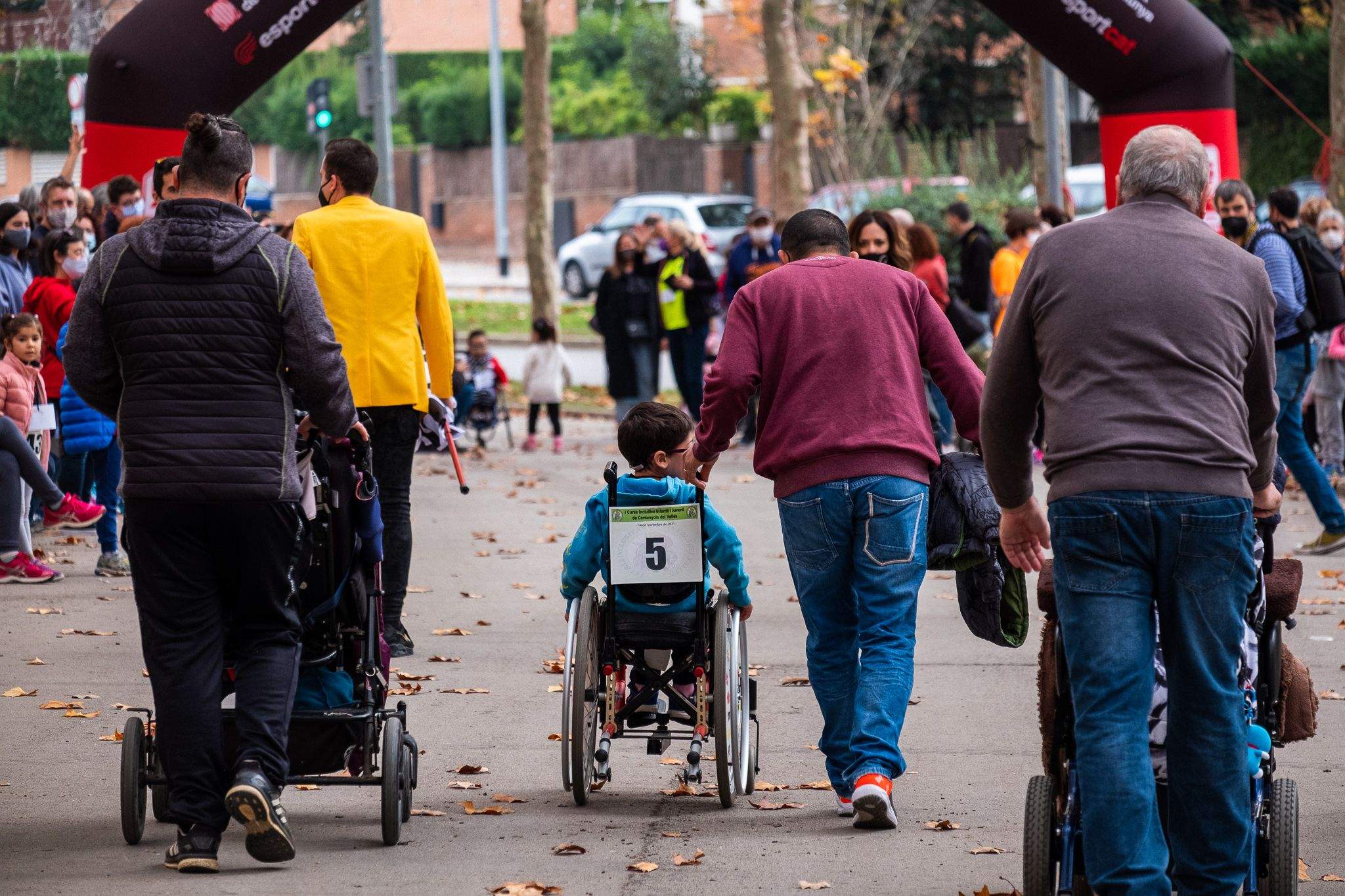 La Cursa Inclusiva ha aplegat una seixantena de participants a l'avinguda Canaletes. FOTO: Ale Gómez
