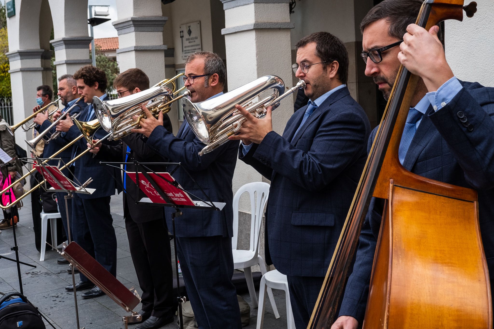 Ballada de sardanes a la plaça Francesc Layret. FOTO: Ale Gómez
