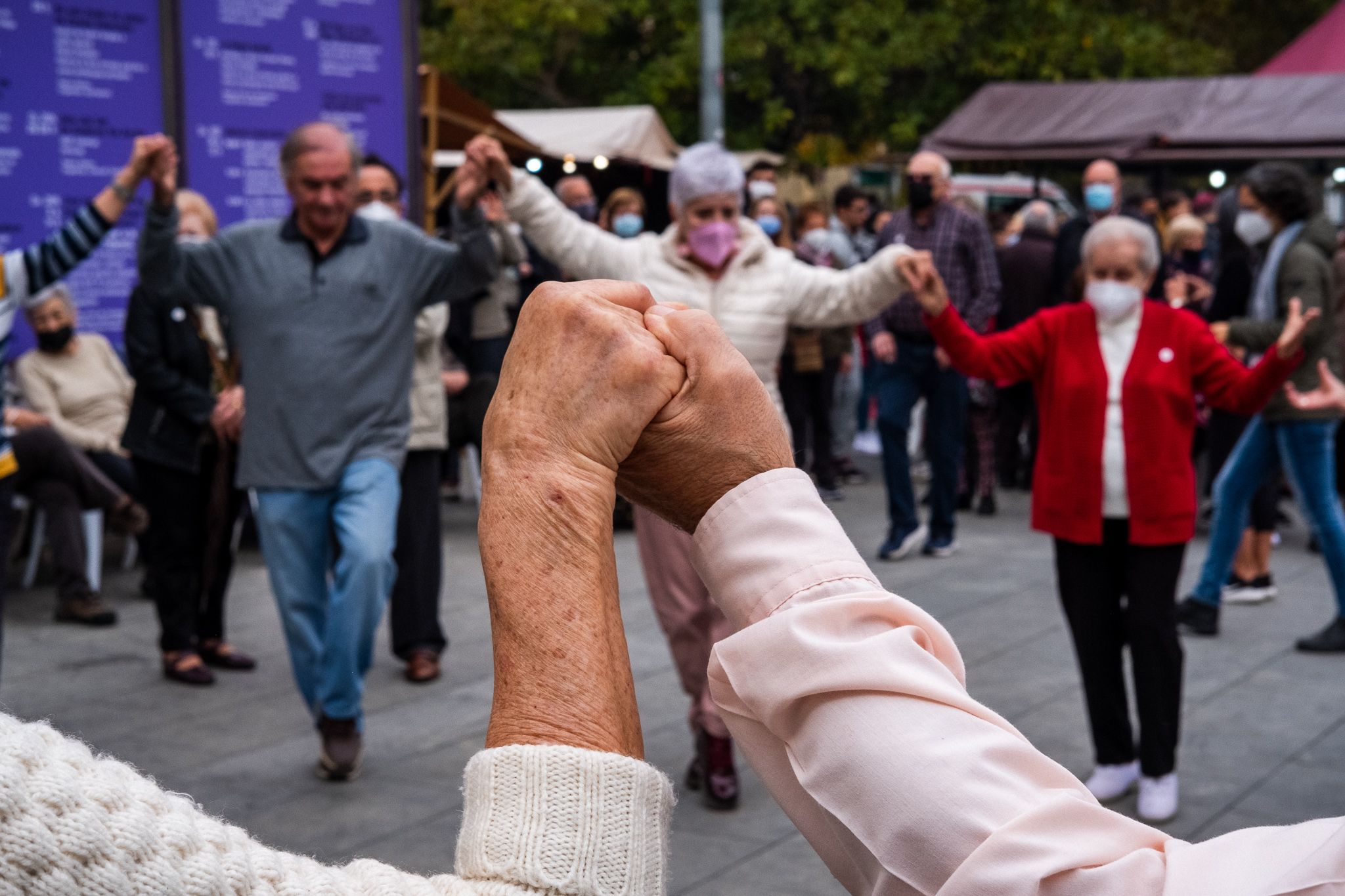Ballada de sardanes a la plaça Francesc Layret. FOTO: Ale Gómez