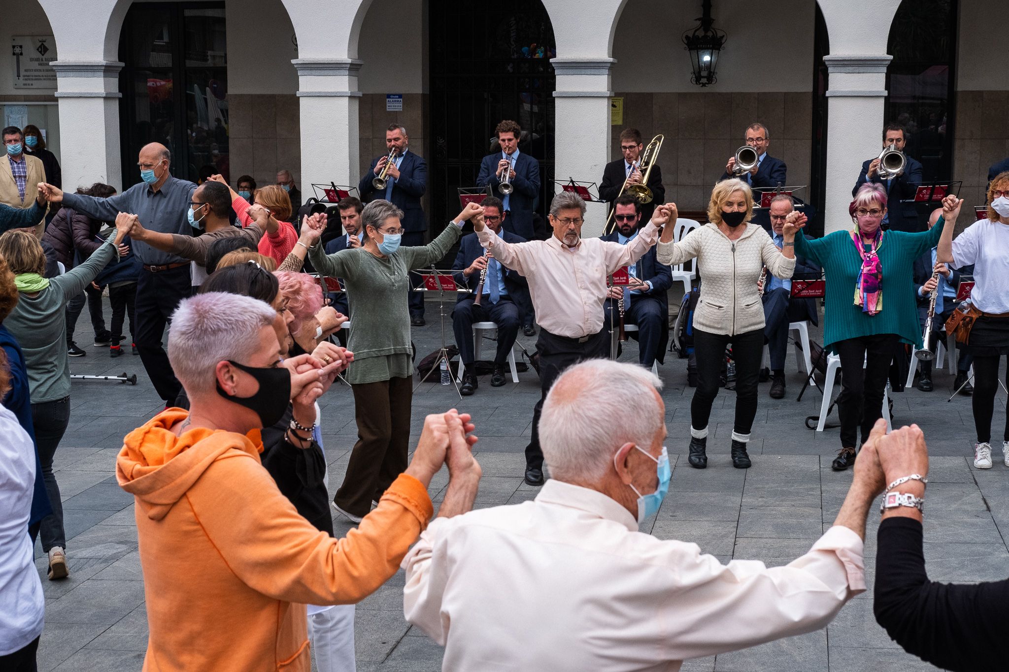 Ballada de sardanes a la plaça Francesc Layret. FOTO: Ale Gómez