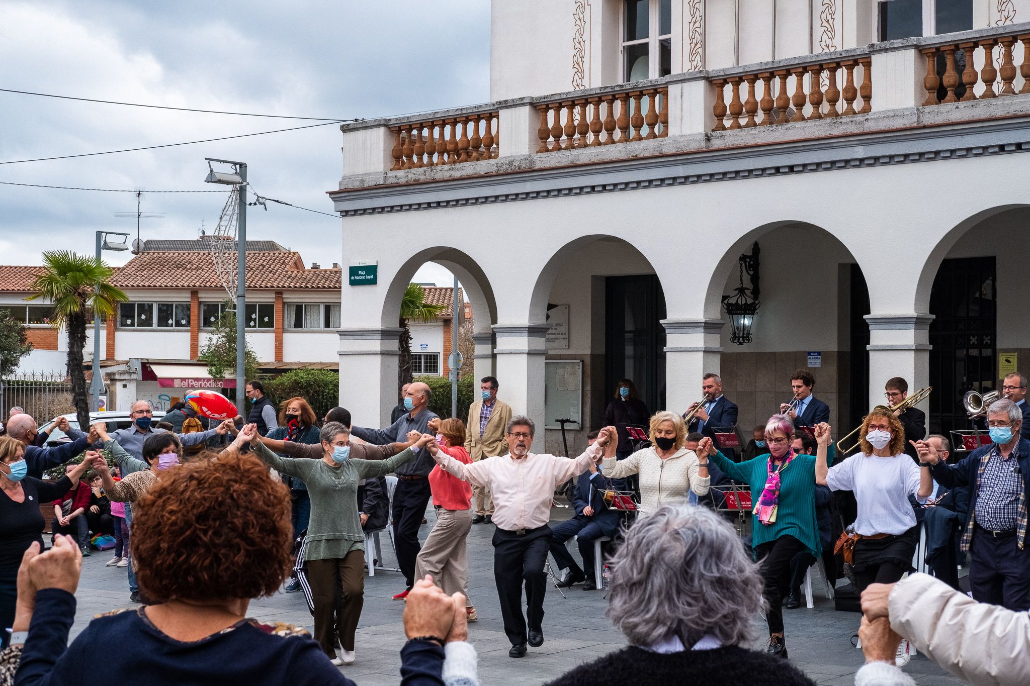 Ballada de sardanes a la plaça Francesc Layret. FOTO: Ale Gómez