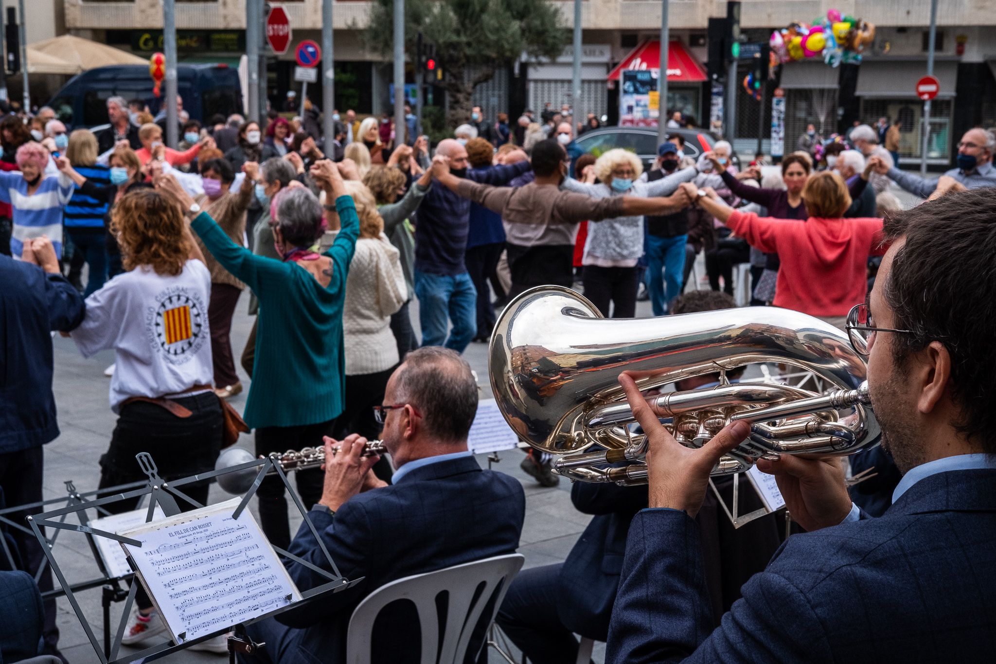 Ballada de sardanes a la plaça Francesc Layret. FOTO: Ale Gómez