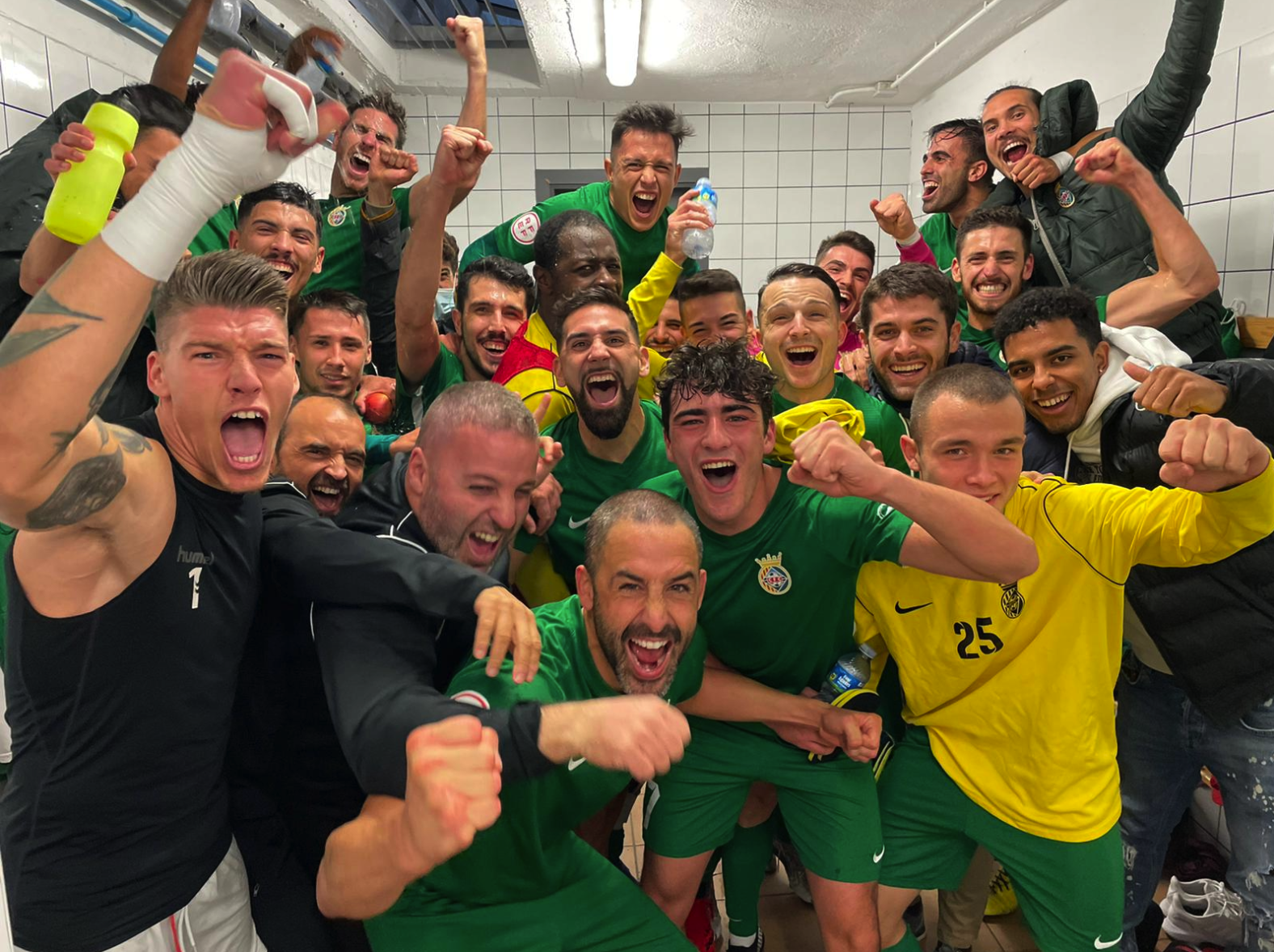 El primer equip del Cerdanyola FC celebrant el liderat a 2a RFEF. FOTO: Cerdanyola FC