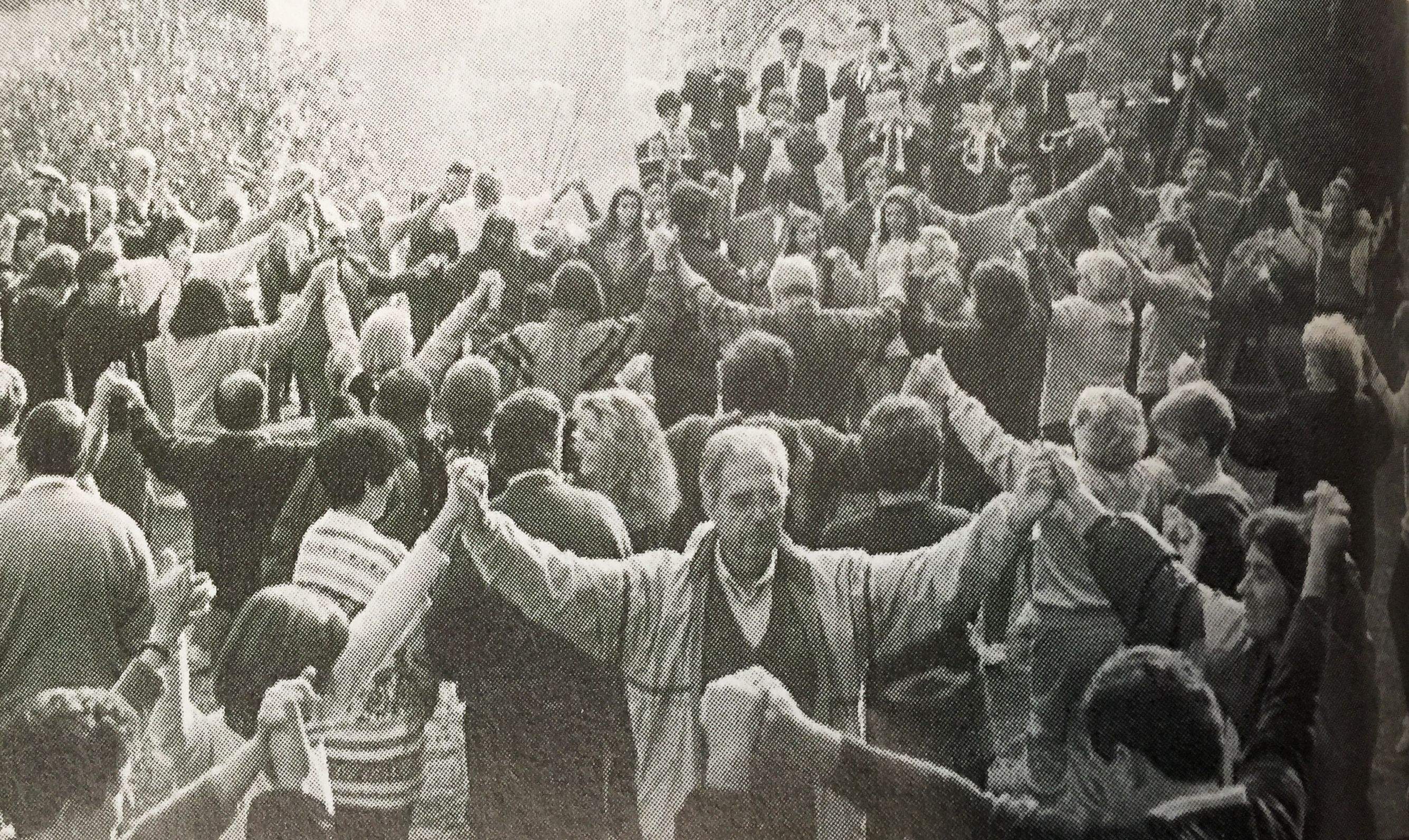 Sardanes a l'Aplec de Sant Iscle de Cerdanyola l'any 1993. FOTO: Arxiu del TOT