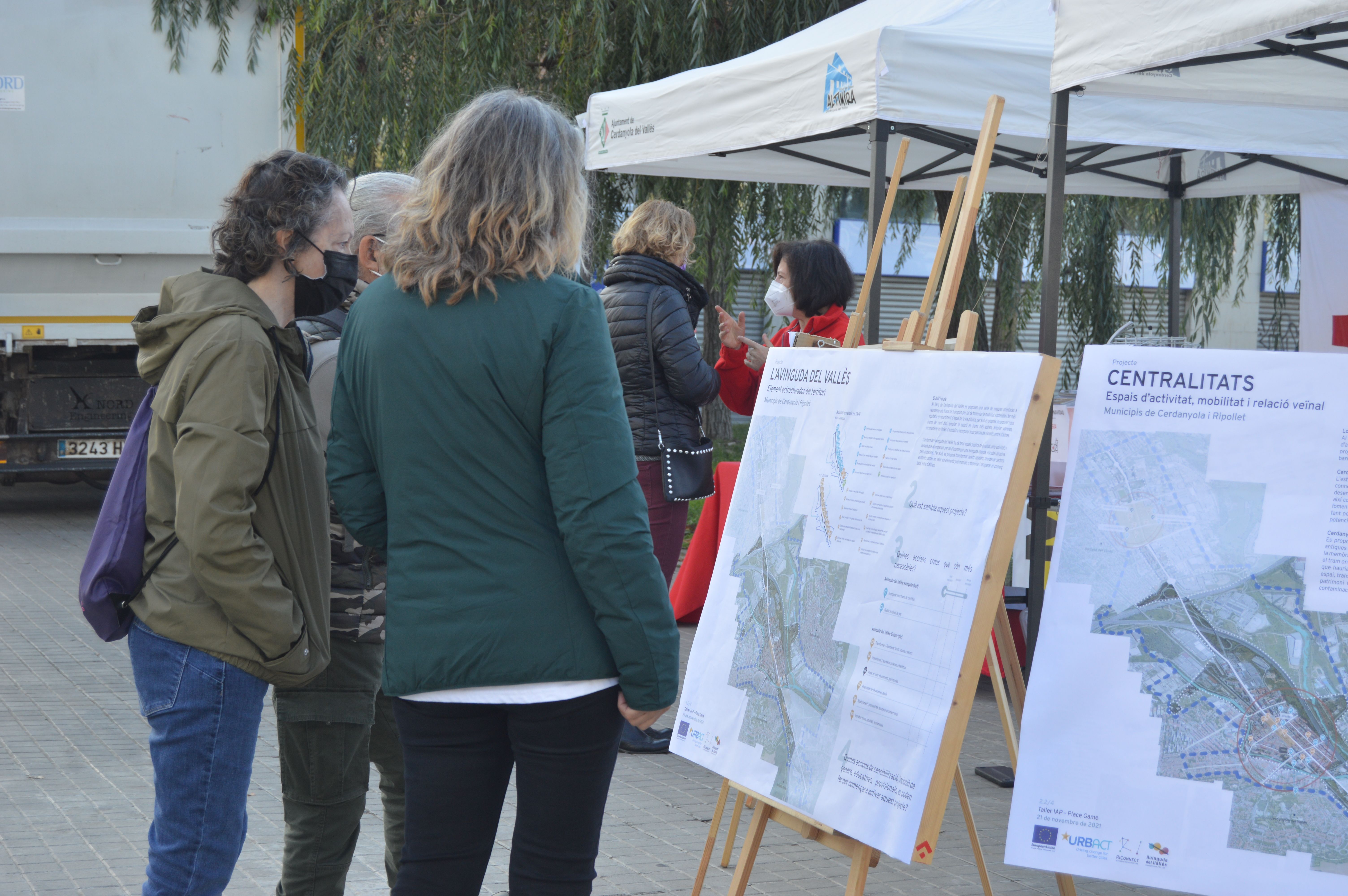 S'ha disposat un espai informatiu sobre la proposta de l'Avinguda del Vallès a la festa de la N-150. FOTO: Nora Muñoz Otero