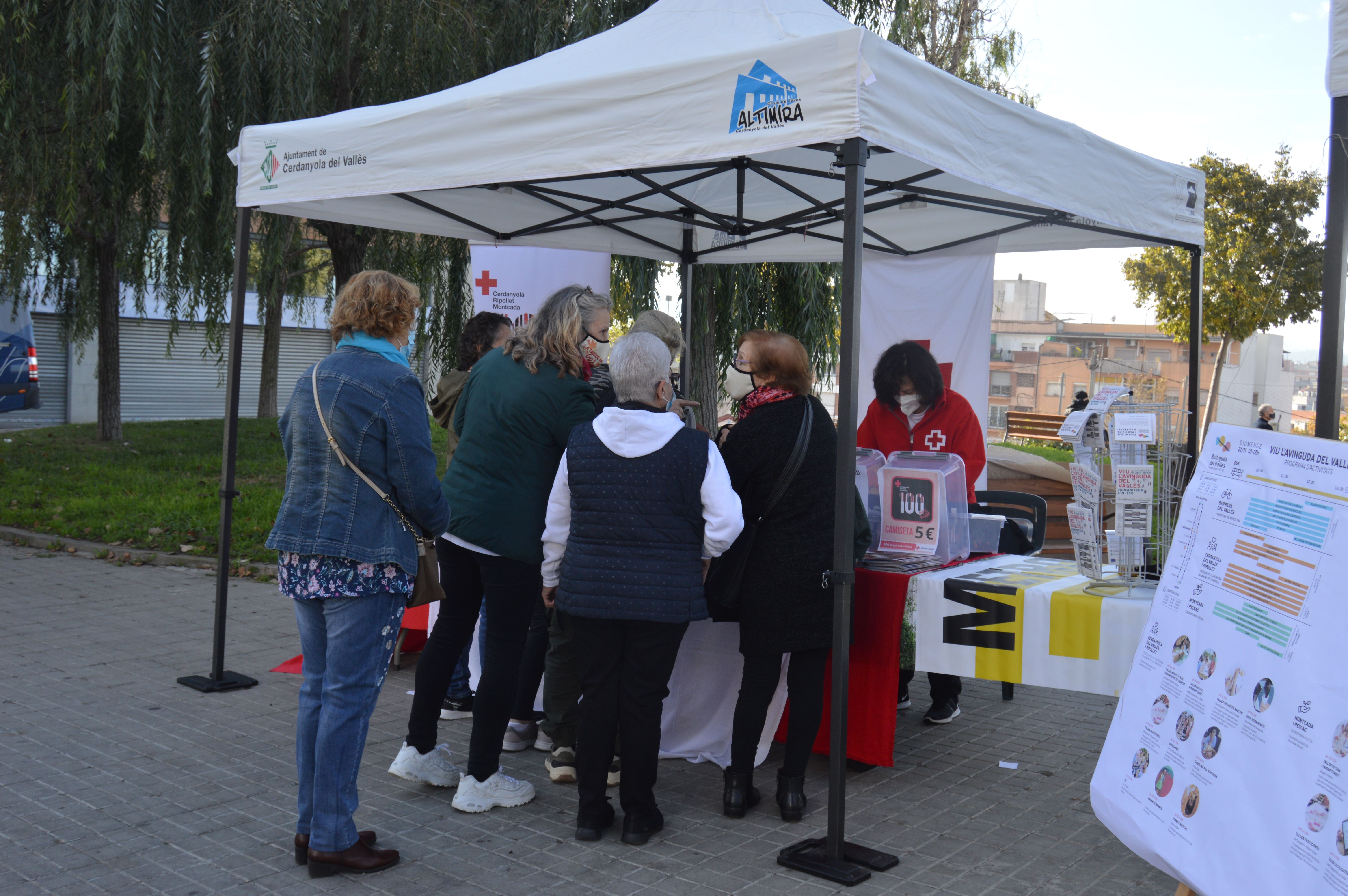 La Creu Roja ha participat a l'esdeveniment fent de dinamitzadors de la causa i venent productes del seu centenari. FOTO: Nora Muñoz Otero