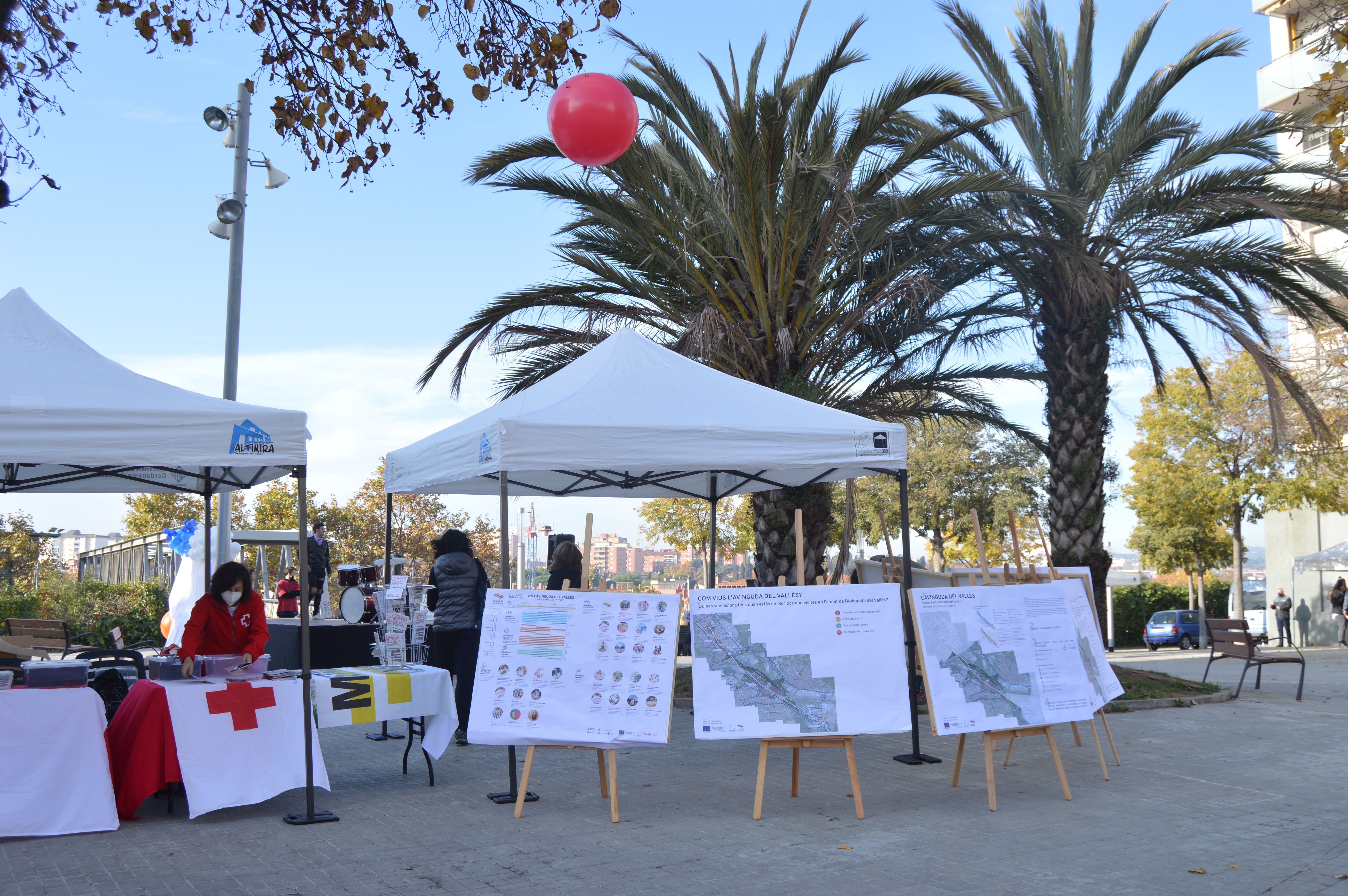 S'ha disposat un espai informatiu sobre la proposta de l'Avinguda del Vallès a la festa de la N-150. FOTO: Nora Muñoz Otero