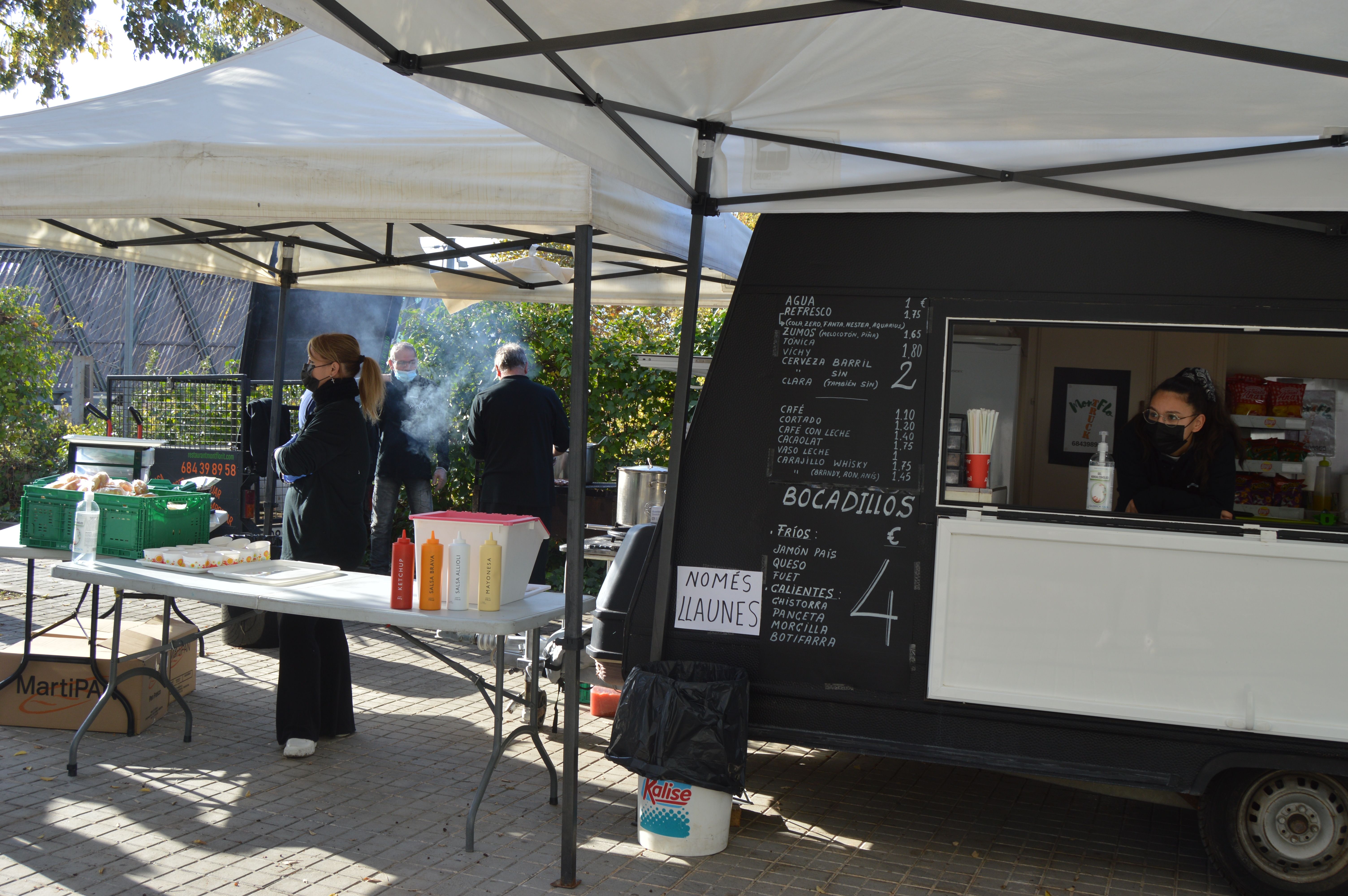 S'ha oferit un servei de menjar i beguda i s'ha repartit xocolata calenta. FOTO: Nora Muñoz Otero