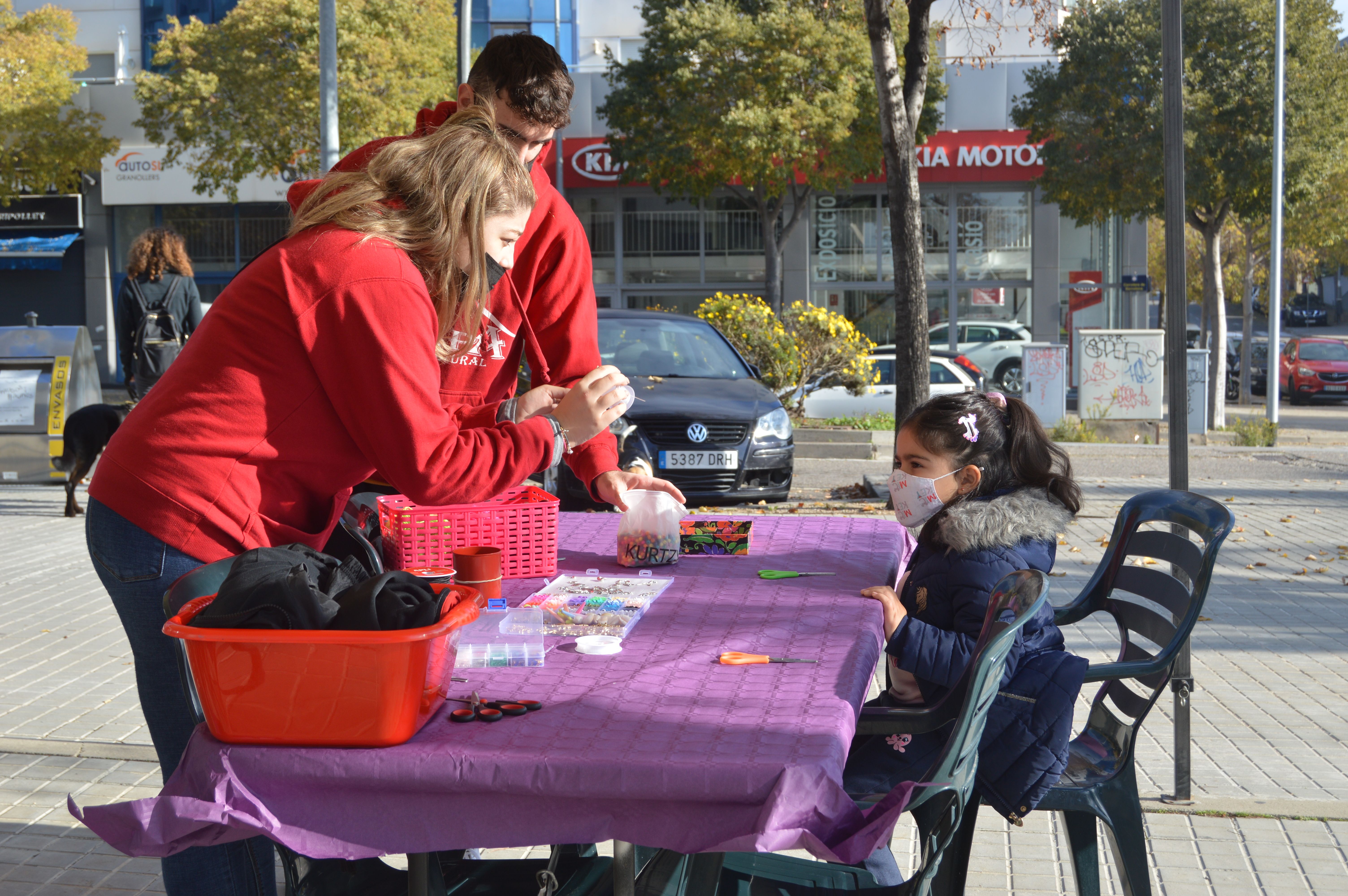 La Carpa Espai Cultura ha oferit un taller de fer polseres. FOTO: Nora Muñoz Otero