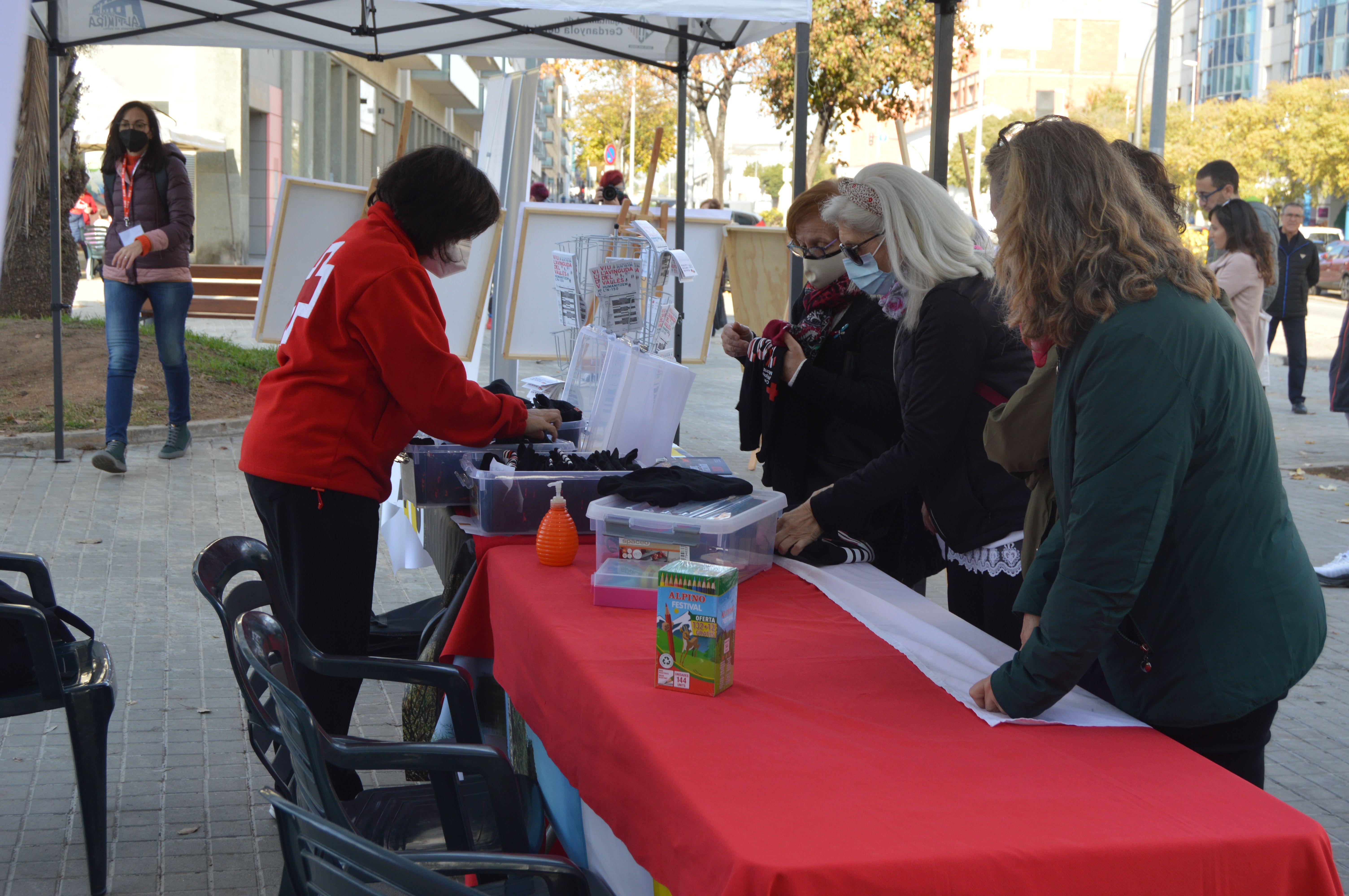 La Creu Roja ha participat a l'esdeveniment fent de dinamitzadors de la causa i venent productes del seu centenari. FOTO: Nora Muñoz Otero