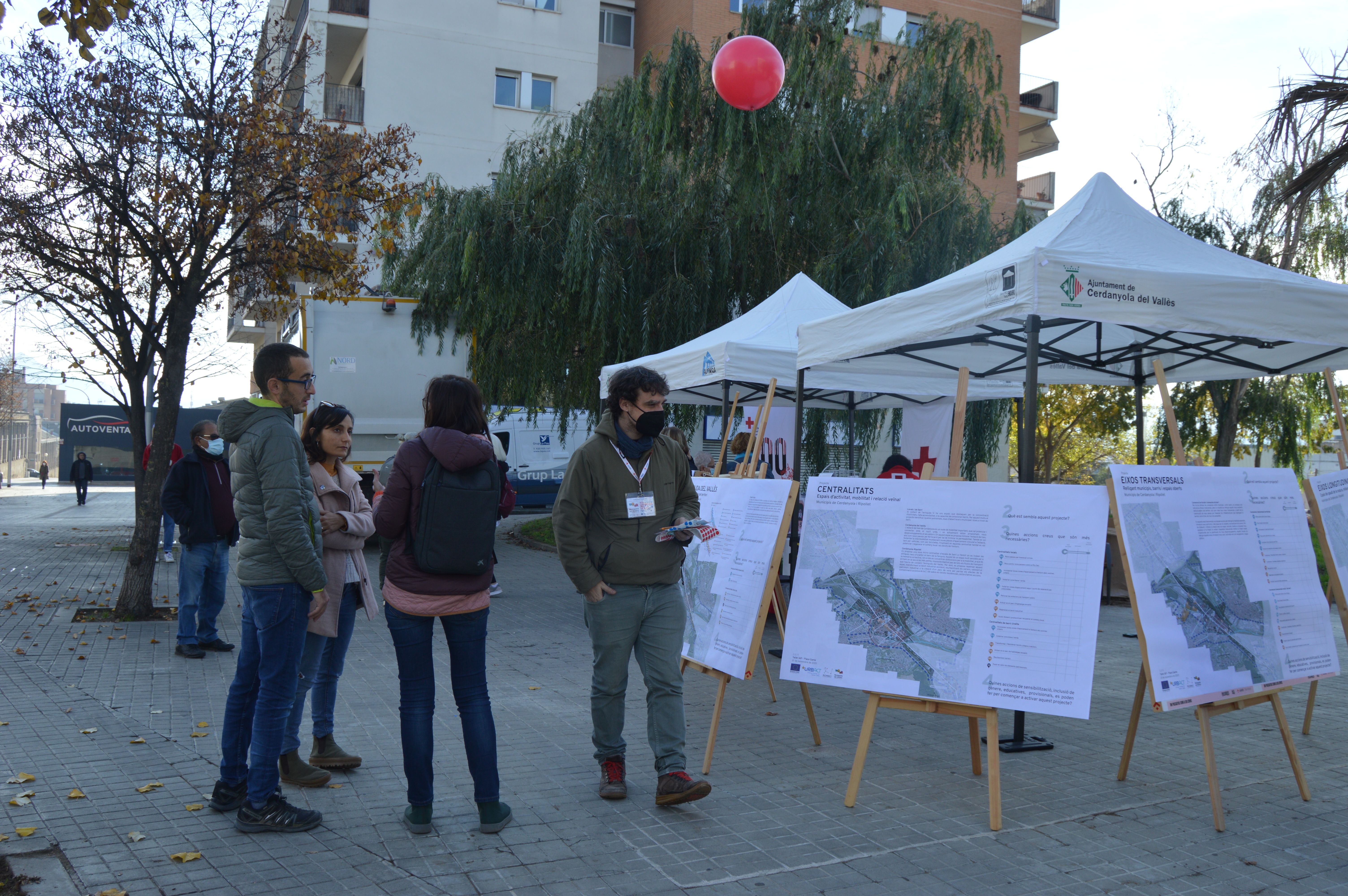 S'ha disposat un espai informatiu sobre la proposta de l'Avinguda del Vallès a la festa de la N-150. FOTO: Nora Muñoz Otero