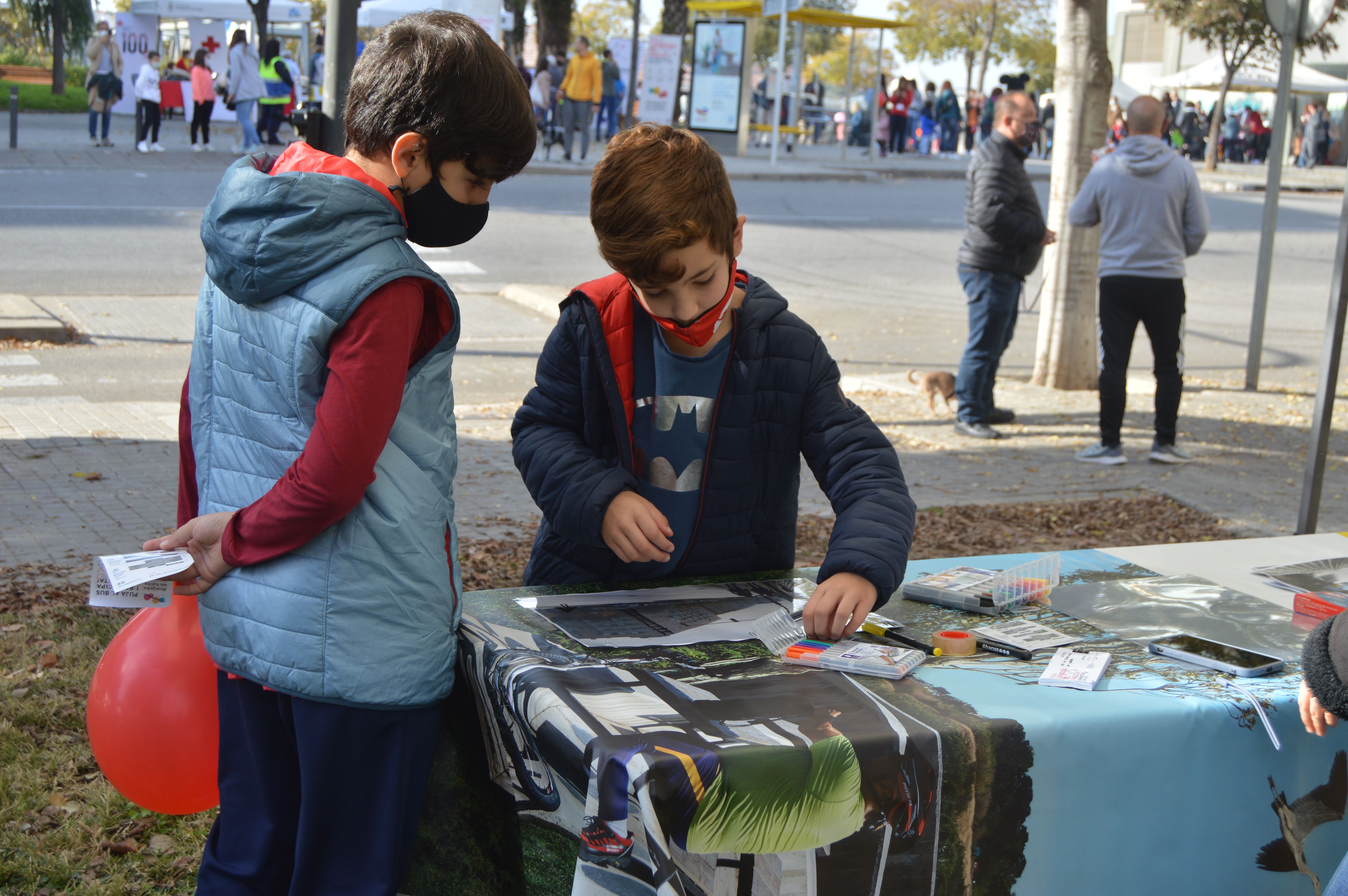 L'Associació Ripollet Natura ha oferit un taller infantil per redissenyar l'Avinguda del Vallès. FOTO: Nora Muñoz Otero