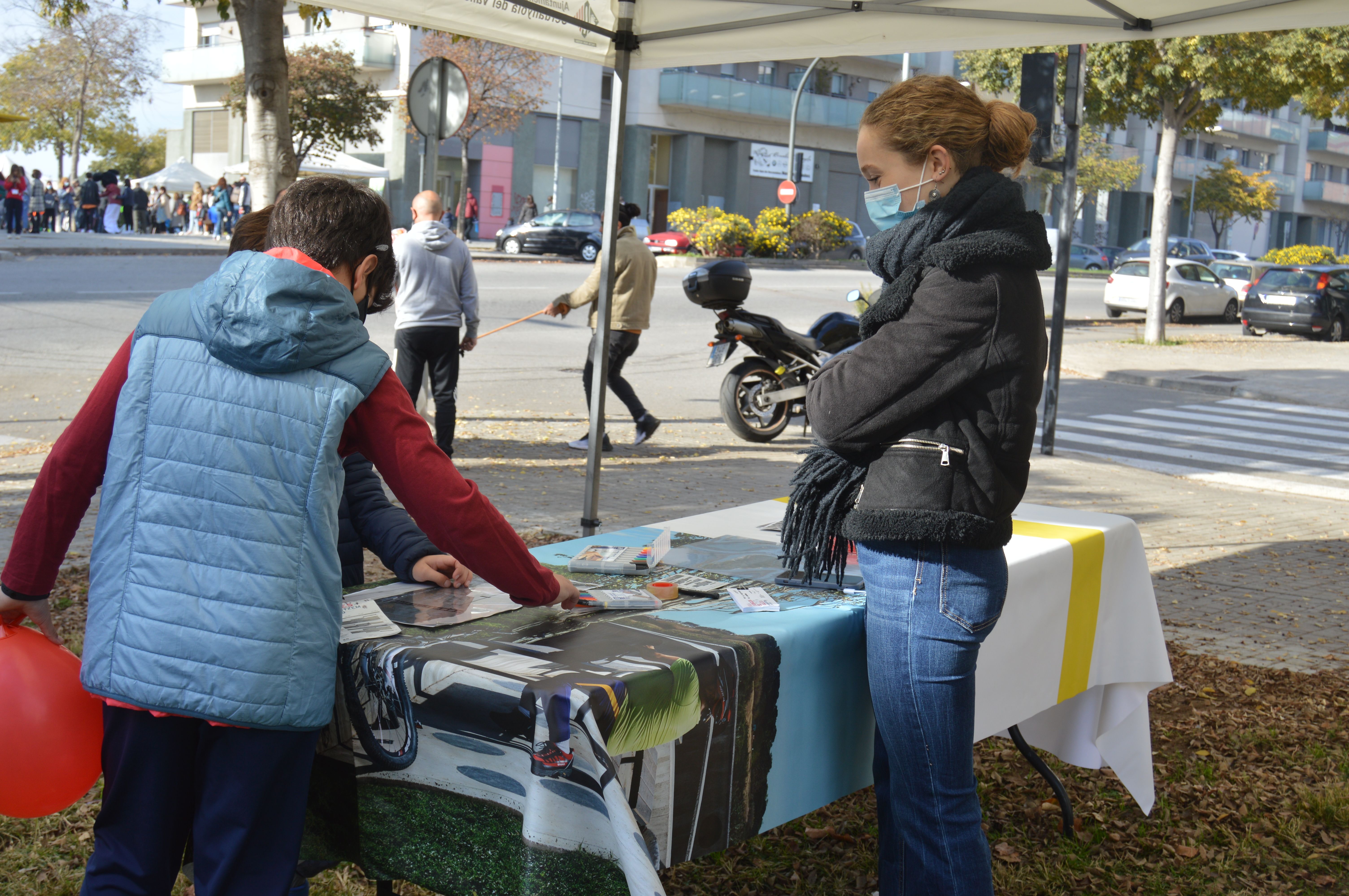 L'Associació Ripollet Natura ha oferit un taller infantil per redissenyar l'Avinguda del Vallès. FOTO: Nora Muñoz Otero