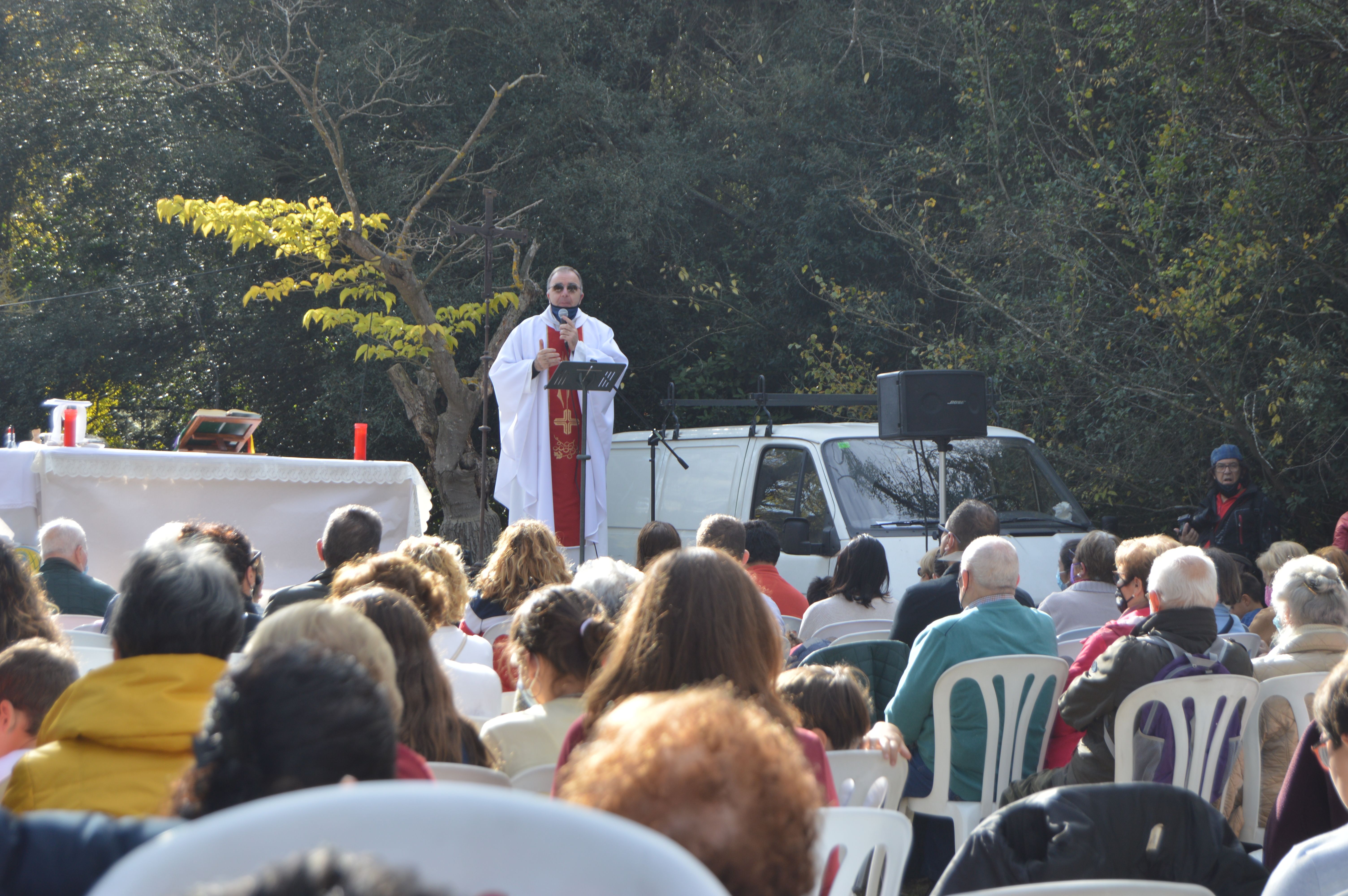 El mossèn de Cerdanyola del Vallès intervenint a la missa de l'Aplec de Sant Iscle 2021. FOTO: Nora Muñoz Otero