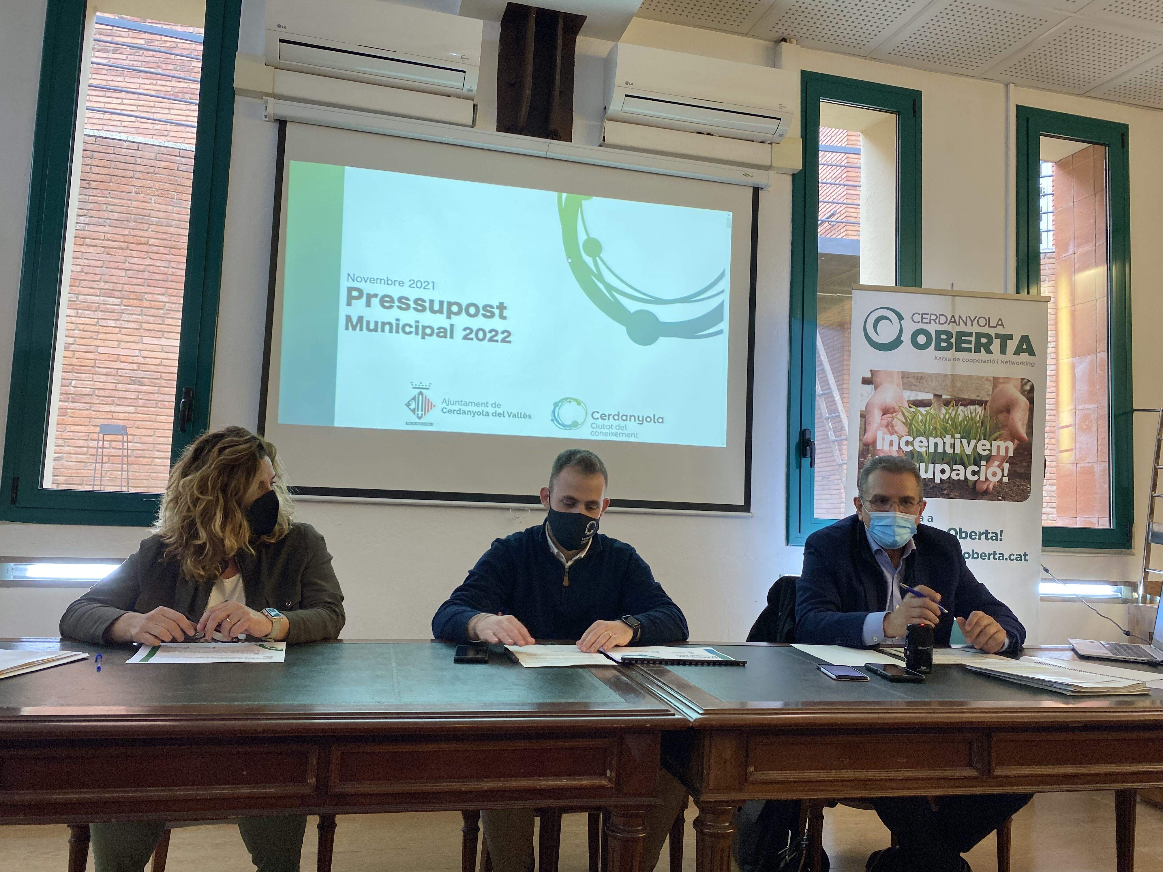 La regidora Pepi Rivera, l’alcalde Carlos Cordón i el regidor Javier Sánchez en la presentació del pressupost municipal. FOTO:  Mónica GM La regidora Pepi Rivera, l’alcalde Carlos Cordón i el regidor Javier Sánchez en la presentació del pressupost municipal. FOTO:  Mónica GM