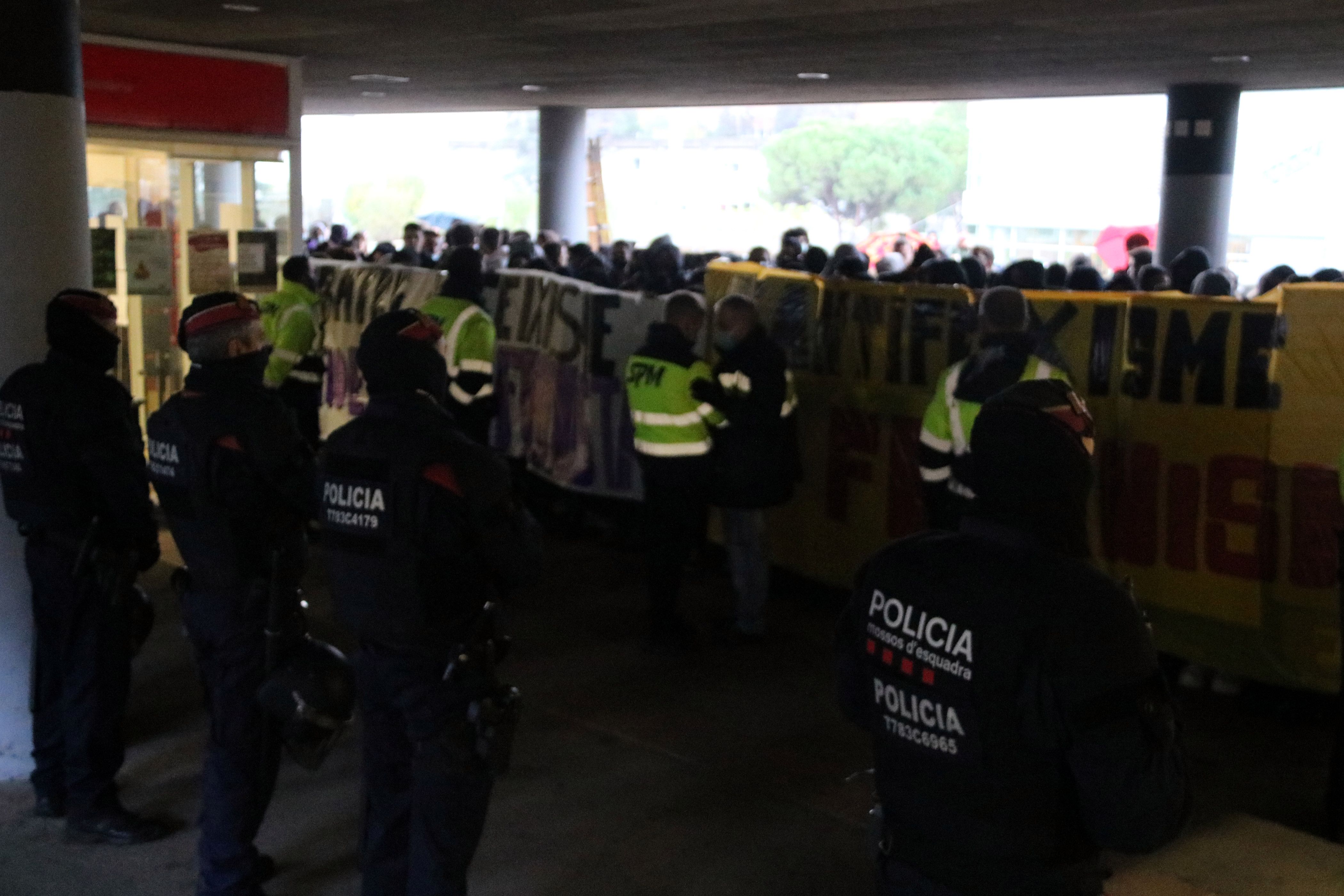 Cordó policial davant l'acte de S'ha acabat a la UAB. FOTO: Àlex Recolons (ACN)