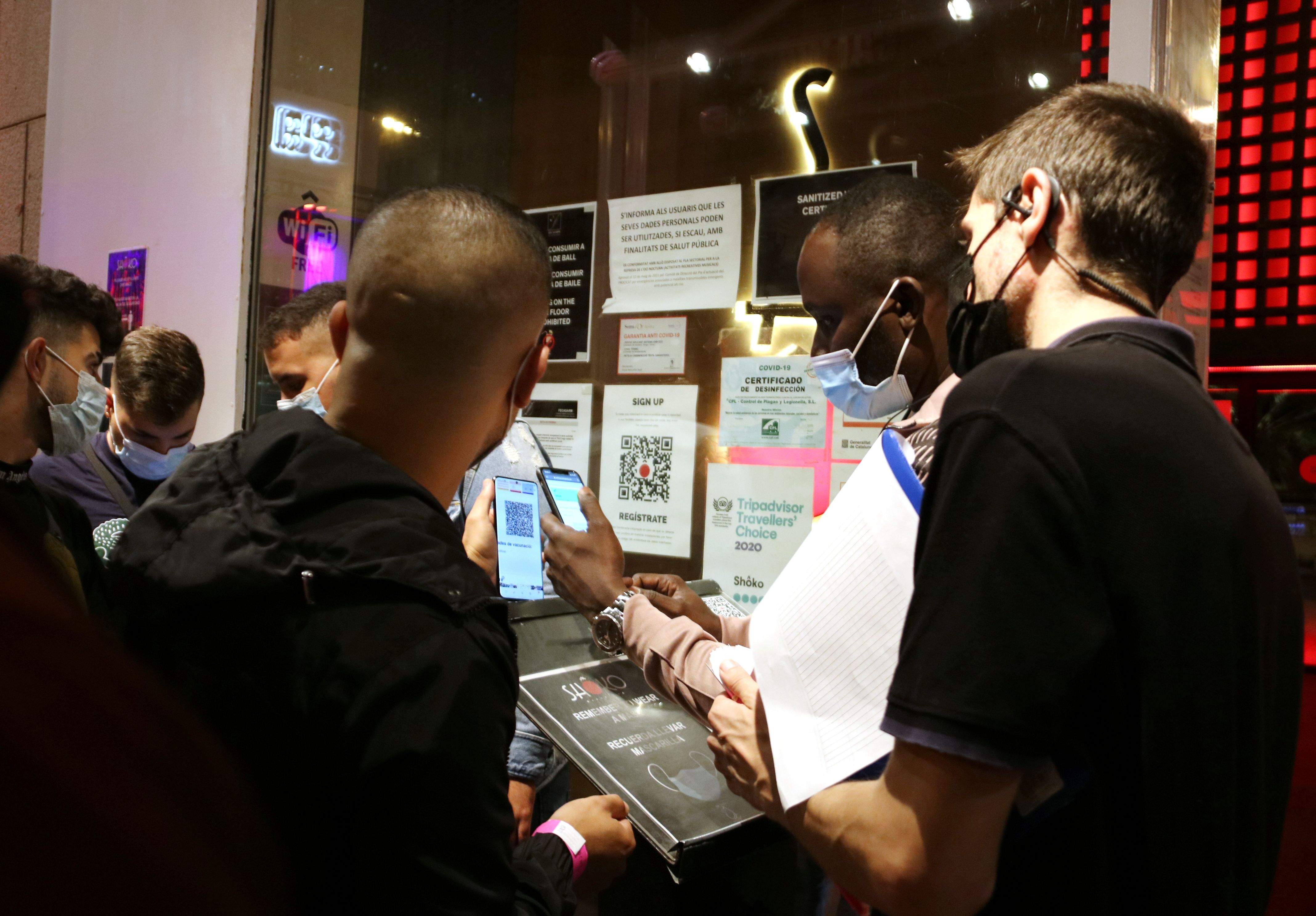 Passaport covid validat en la primera nit de reobertura dels locals d'oci nocturn. FOTO: Marta Casado Pla/ACN 